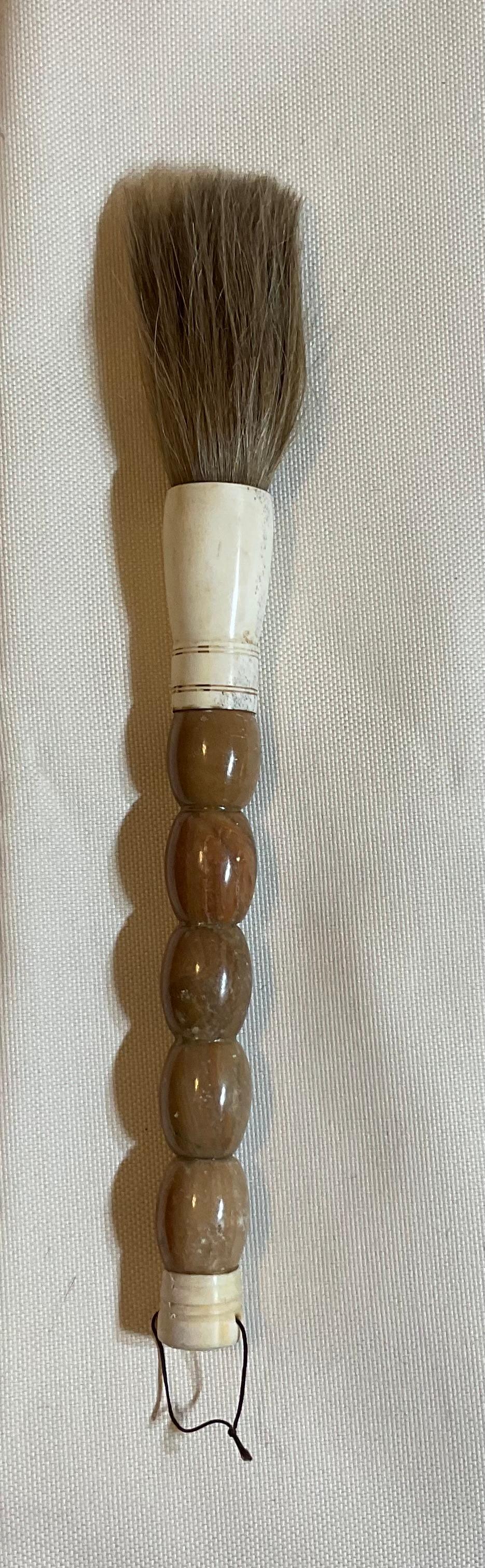 

Capturez l'essence de l'art traditionnel avec ce remarquable pinceau de calligraphie chinoise vintage. Plus qu'un simple instrument d'écriture, cette pièce témoigne d'un savoir-faire intemporel et constitue un bel artefact pour tout collectionneur