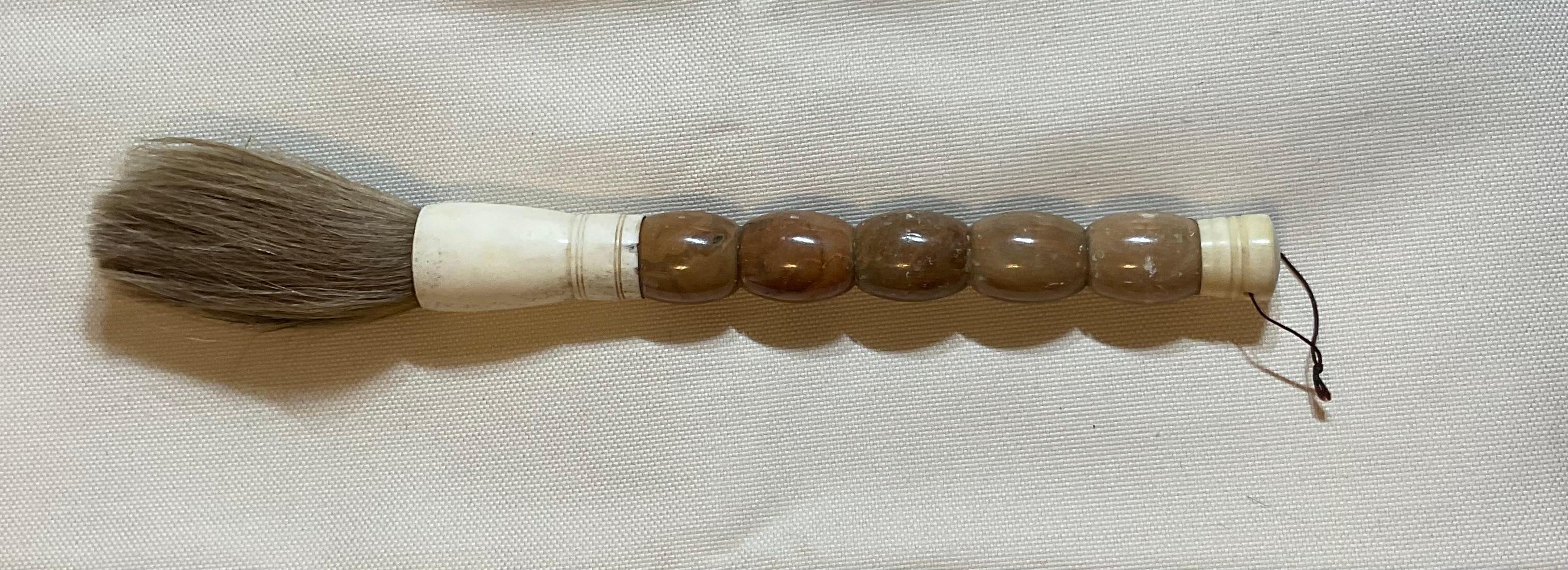 Sculpté à la main Magnifique pinceau de calligraphie chinoise vintage - 15,5 x 1,5 en vente