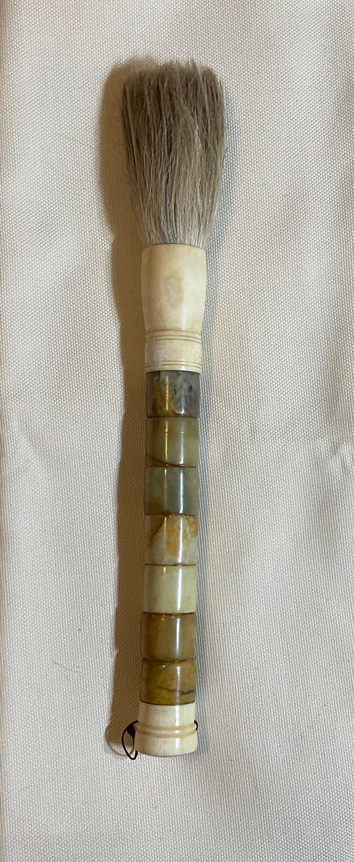 

Capturez l'essence de l'art traditionnel avec ce remarquable pinceau de calligraphie chinoise vintage. Plus qu'un simple instrument d'écriture, cette pièce témoigne d'un savoir-faire intemporel et constitue un bel artefact pour tout collectionneur