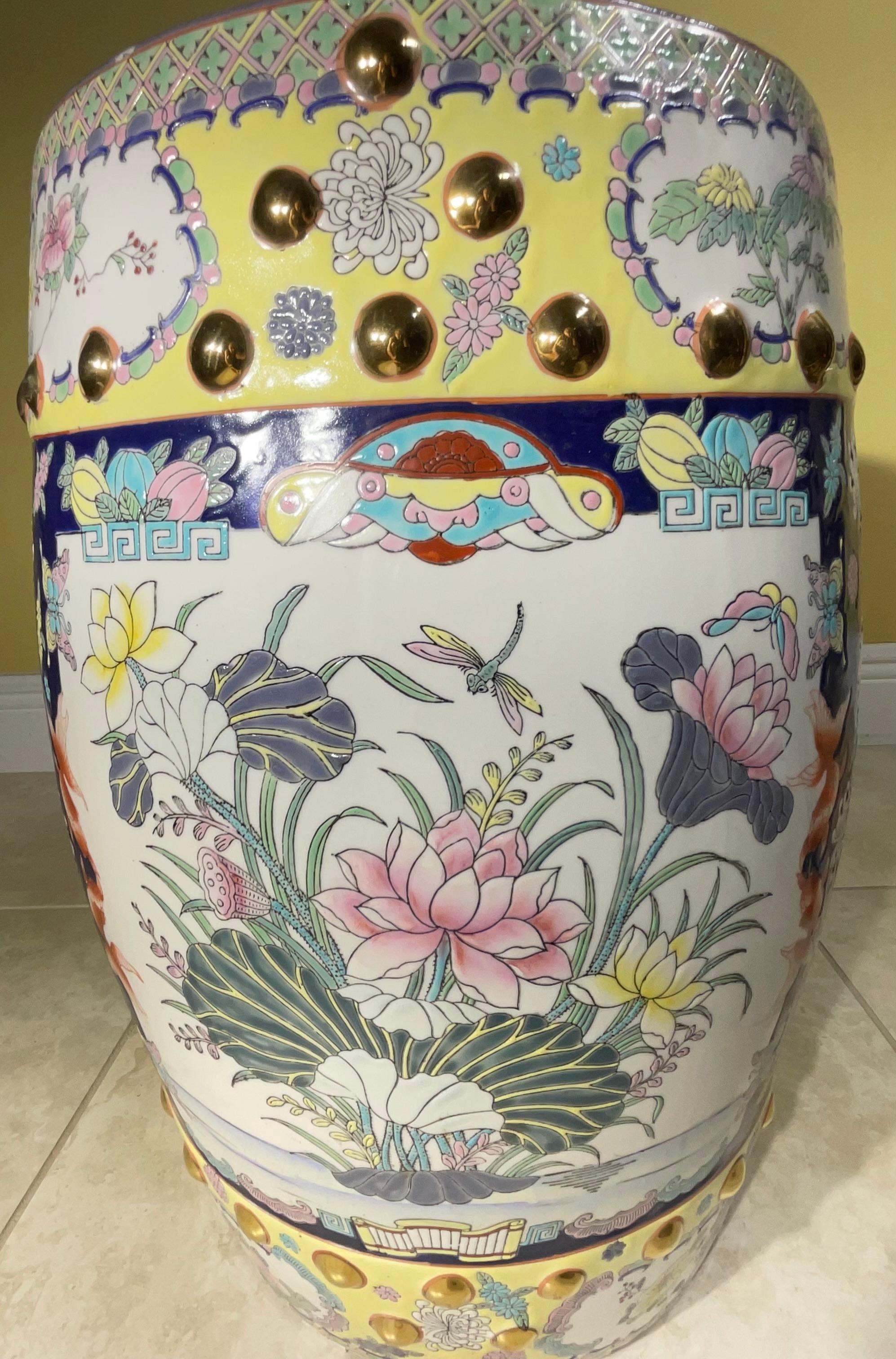 Exquisito Asiento de Jardín de Porcelana Rosa Familiar China Vintage con Motivo de Dragón en venta 4