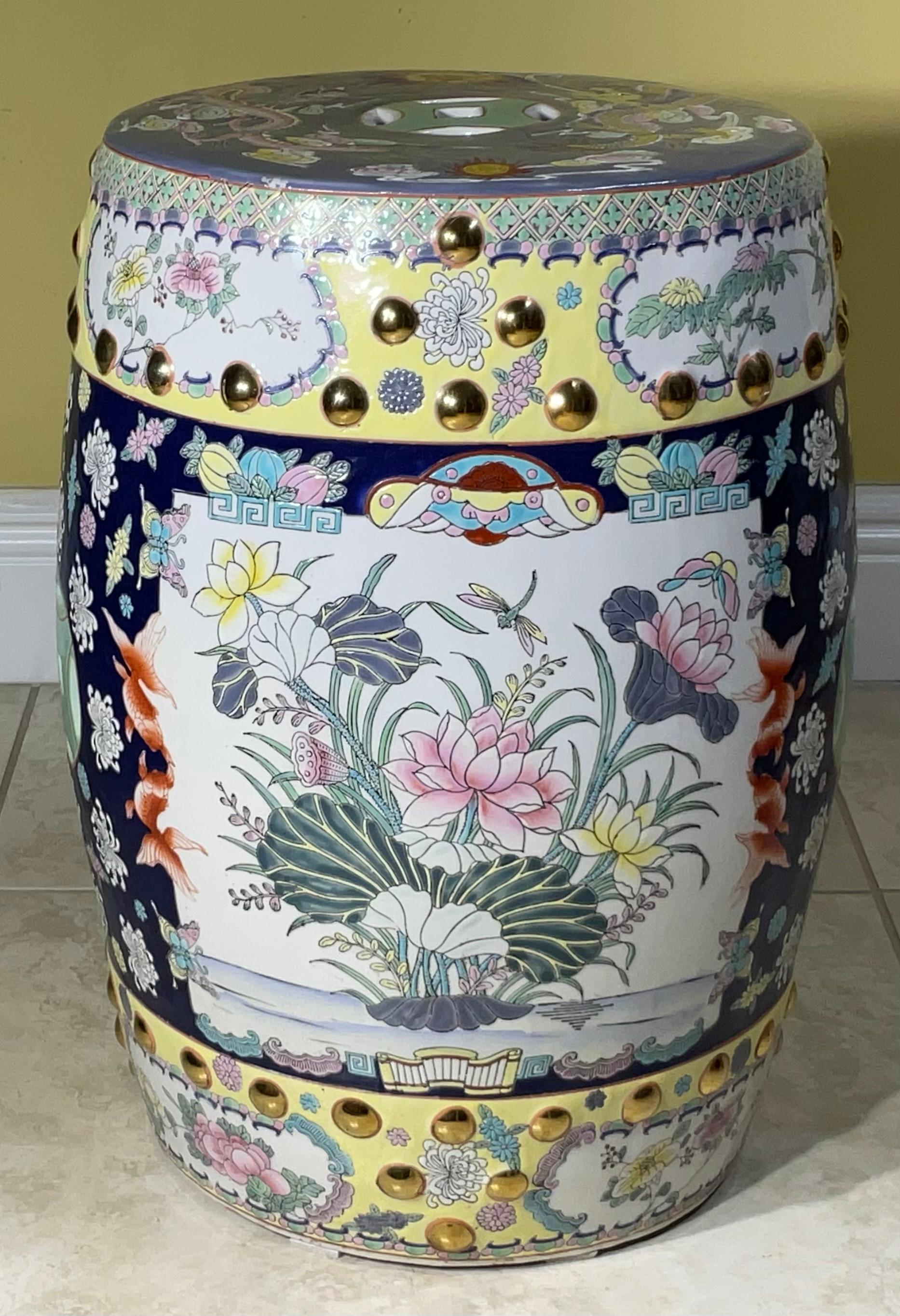

Aporta un toque de elegancia atemporal y vibrante arte a tu jardín o casa con este impresionante asiento de jardín de porcelana china Famille Rose vintage. Esta pieza meticulosamente pintada a mano muestra la exquisita artesanía y el rico