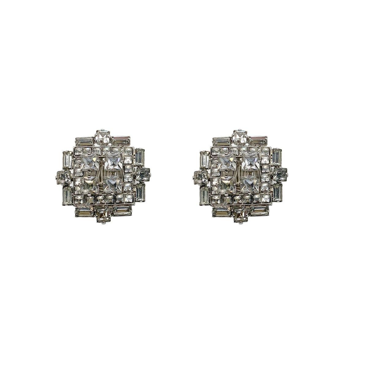 Un collar y unos pendientes a juego, o demi-parure, vintage Christian Dior Art Déco, totalmente atemporal y muy chic. Con una increíble variedad de cristales tallados de fantasía montados de forma tentadora en un marco de diseño Art Déco. El