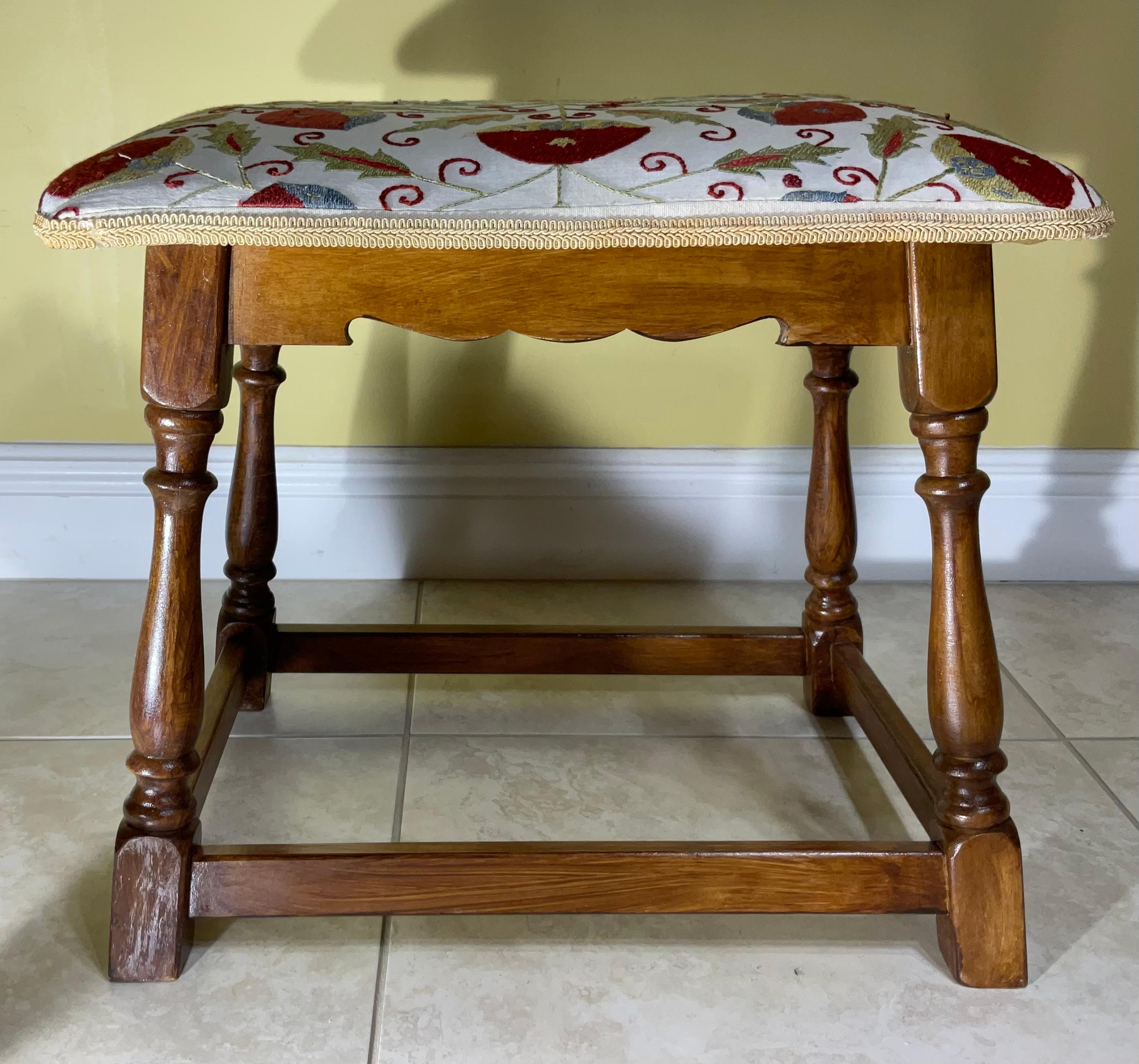 Exquisiter handgeschnitzter Vintage-Hocker mit authentischer Suzani-Stickerei im Angebot 3