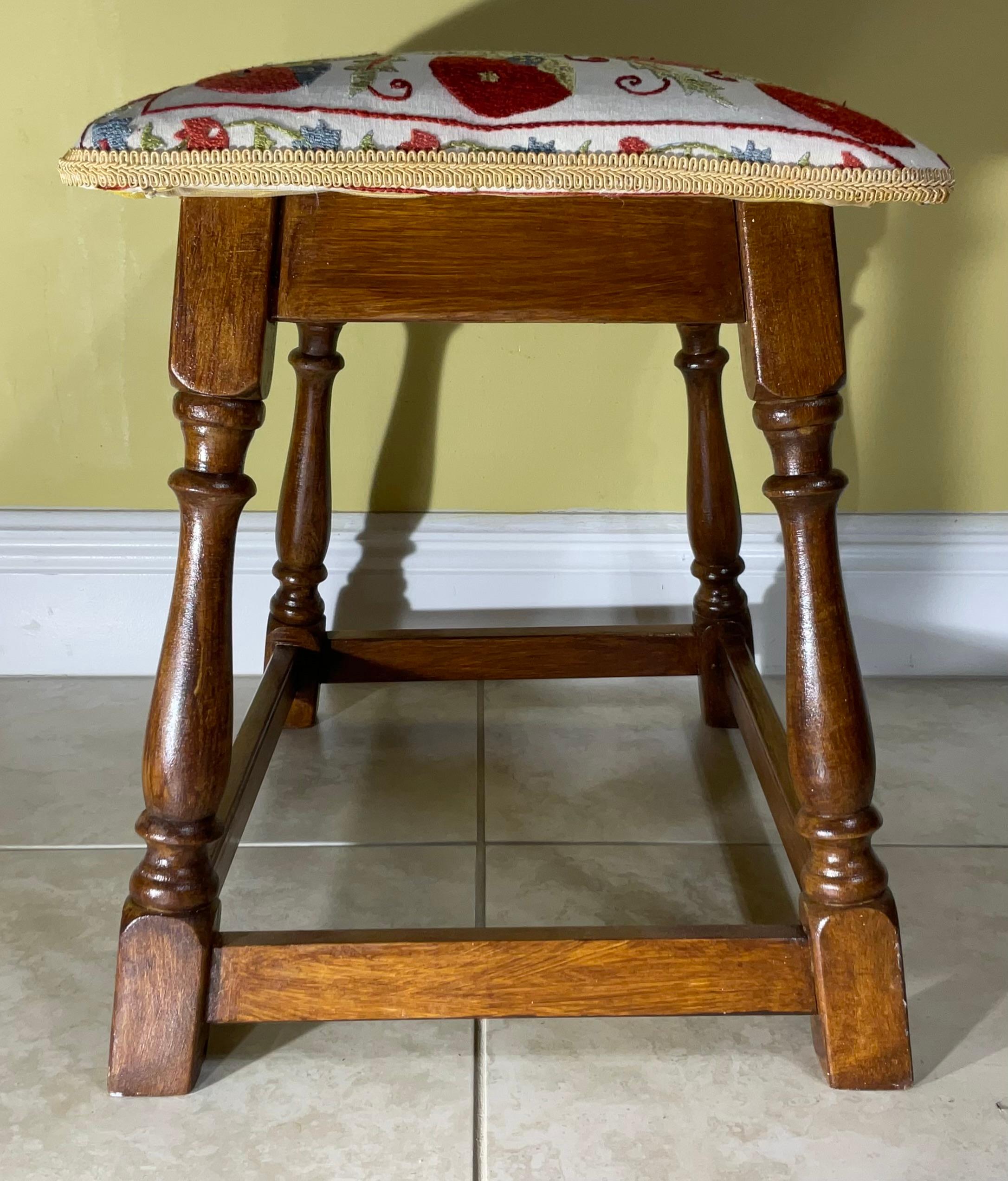 Exquisiter handgeschnitzter Vintage-Hocker mit authentischer Suzani-Stickerei im Angebot 5