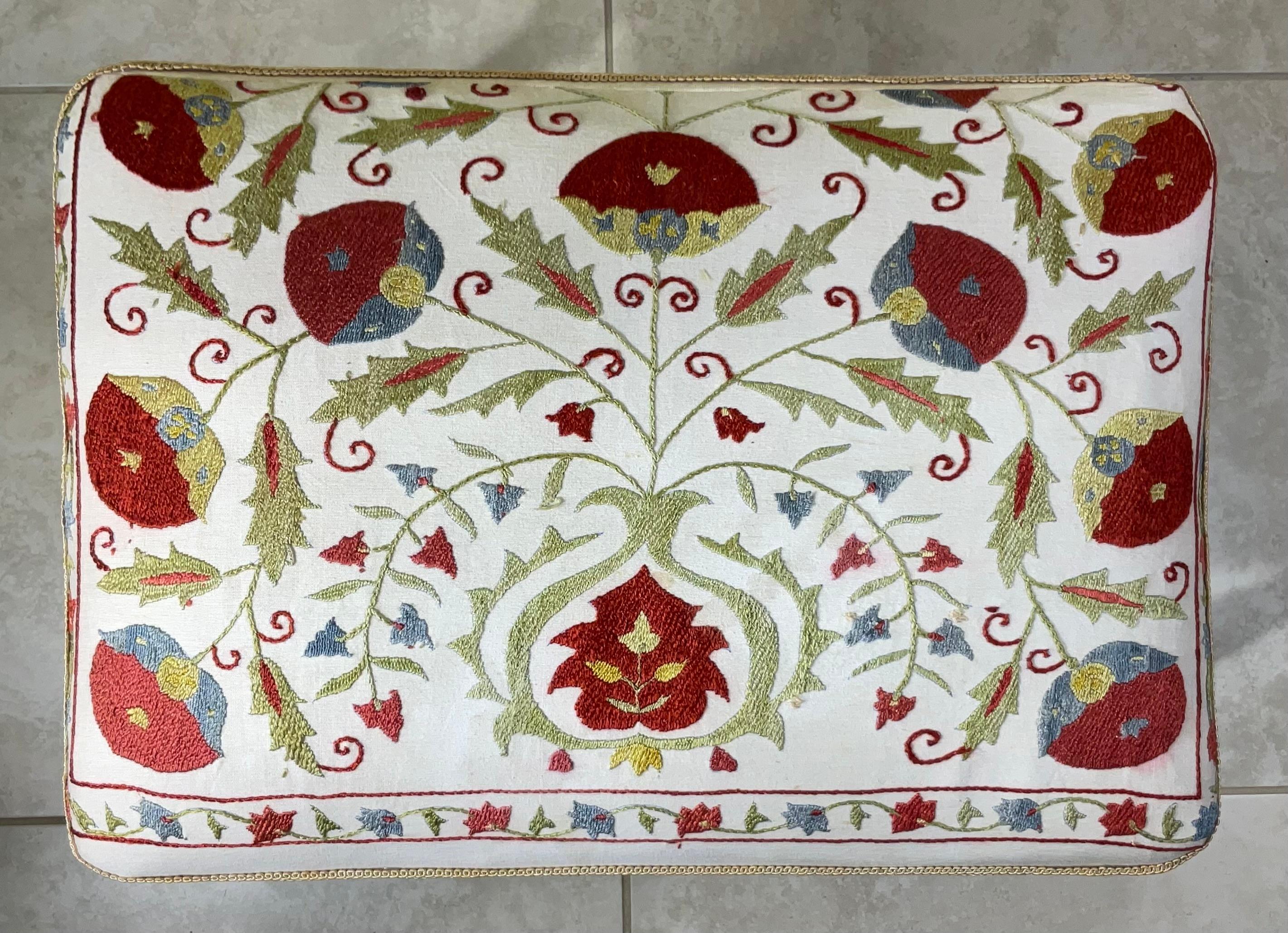 Exquisiter handgeschnitzter Vintage-Hocker mit authentischer Suzani-Stickerei im Angebot 6