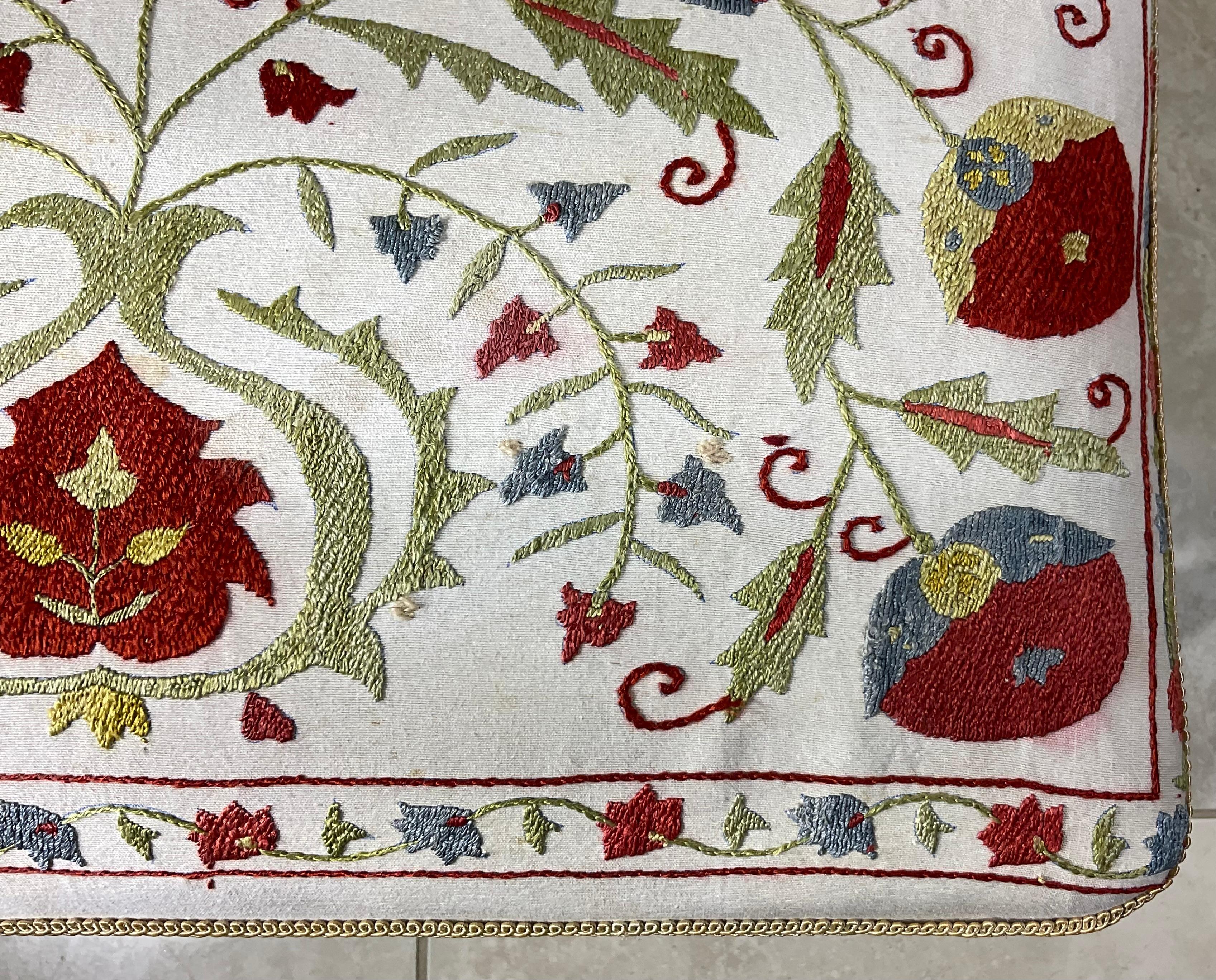 Exquisiter handgeschnitzter Vintage-Hocker mit authentischer Suzani-Stickerei im Angebot 7