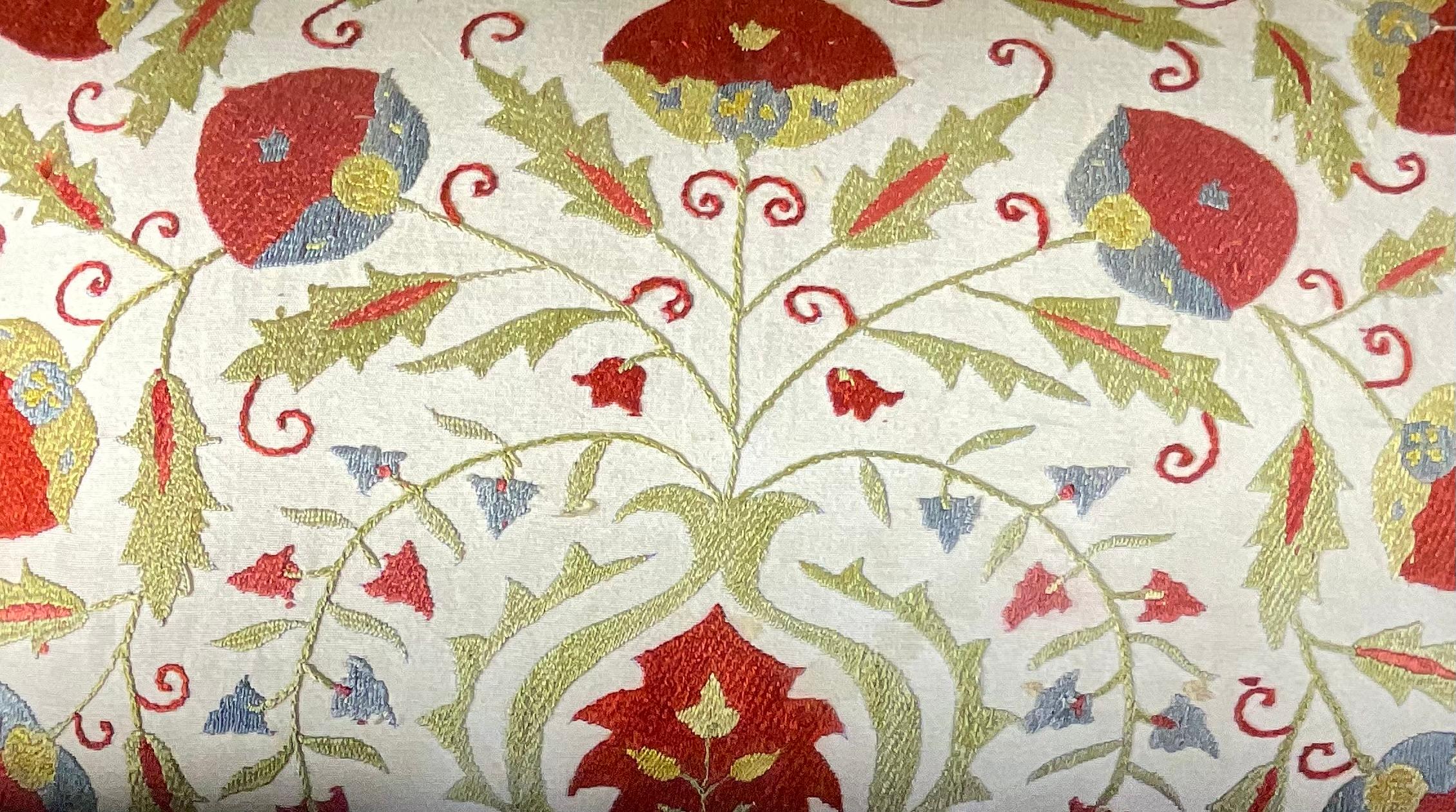 Exquisiter handgeschnitzter Vintage-Hocker mit authentischer Suzani-Stickerei im Angebot 8