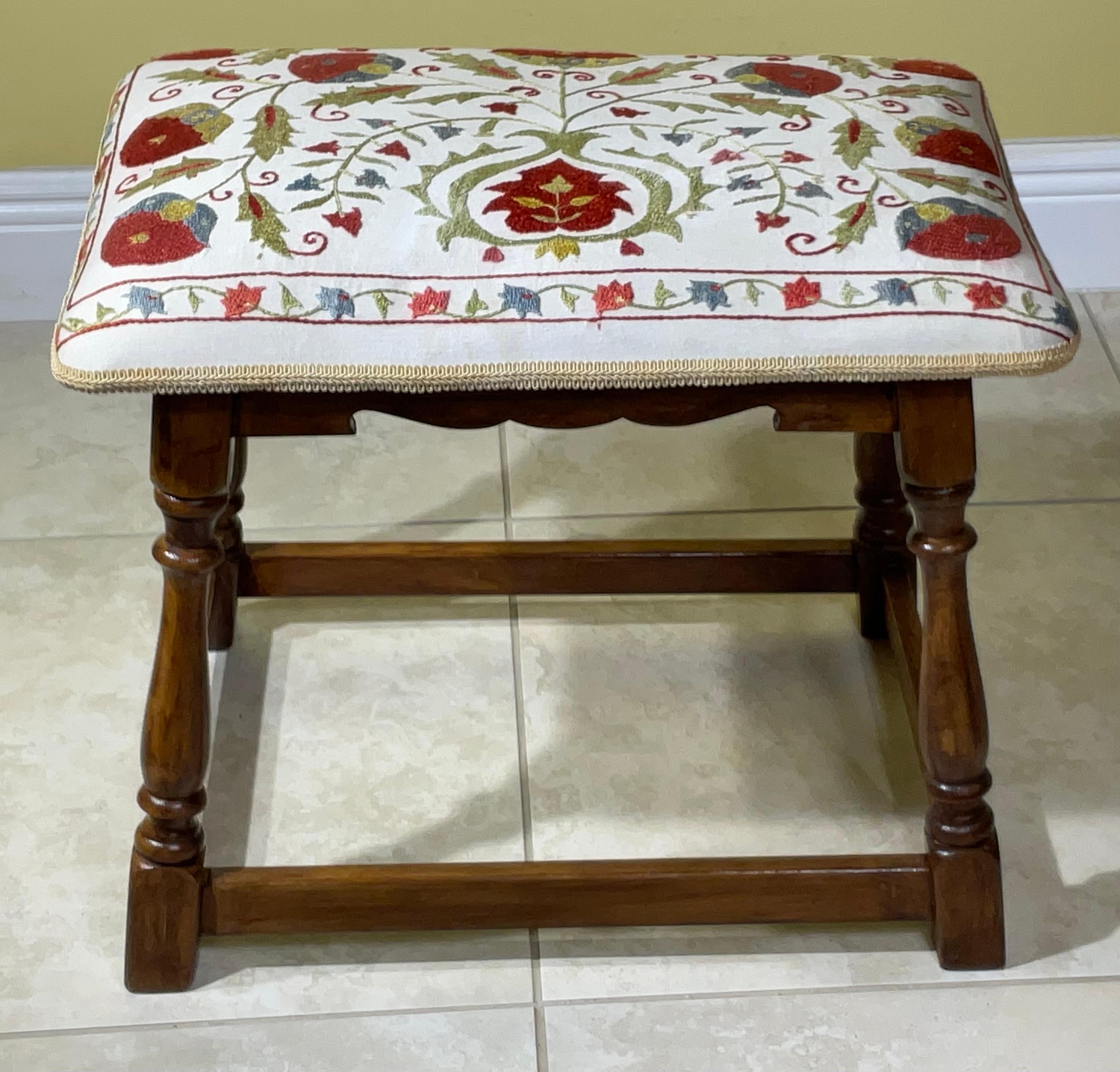 Exquisiter handgeschnitzter Vintage-Hocker mit authentischer Suzani-Stickerei im Angebot 9