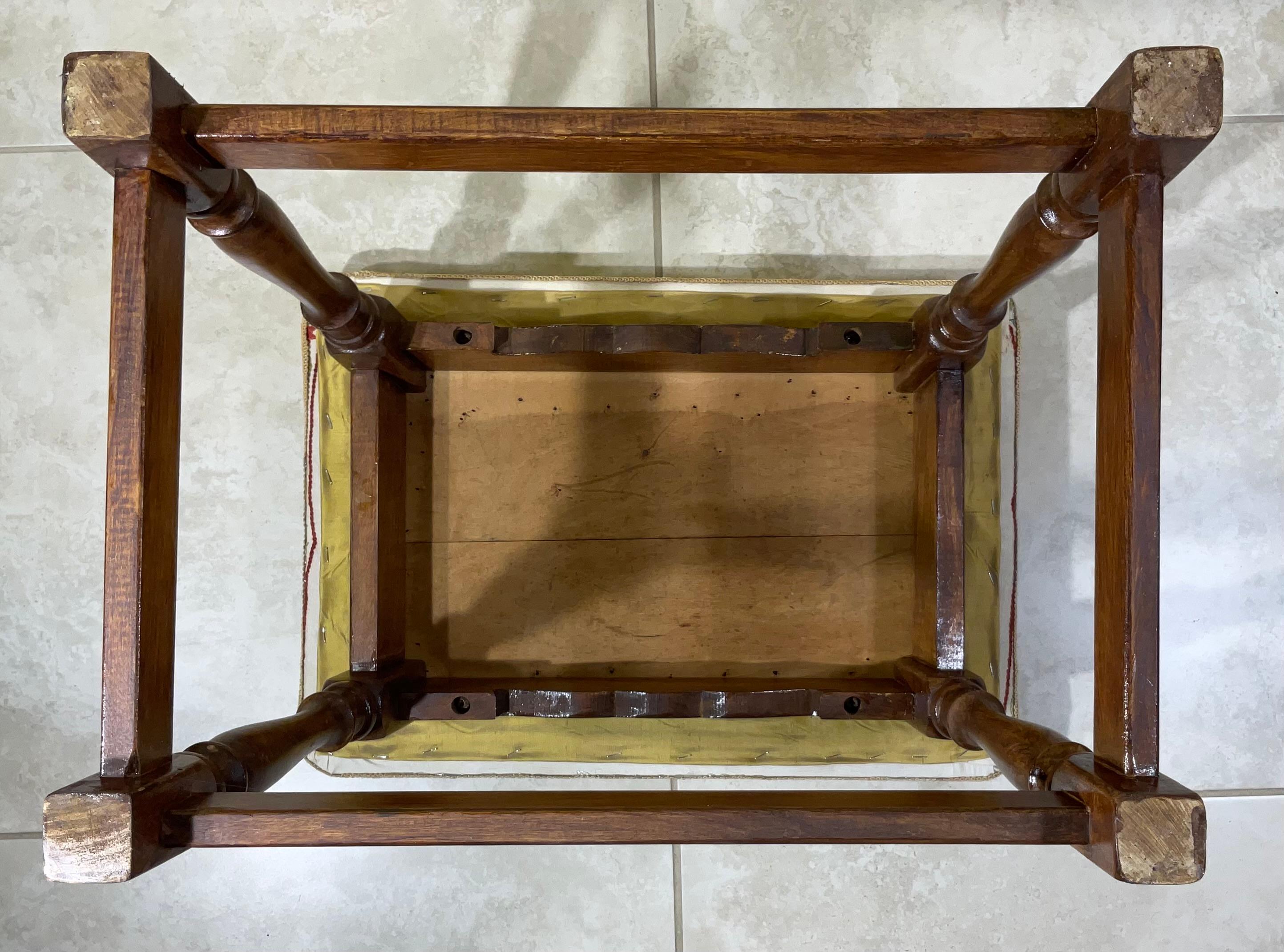 Dieser charmante Sitzhocker besticht durch seine handgeschnitzten Details am stabilen Holzrahmen, die die natürliche Schönheit des Holzes hervorheben. Der Sitz ist luxuriös mit Baumwollstoff gepolstert, der als perfekte Leinwand für die lebendige