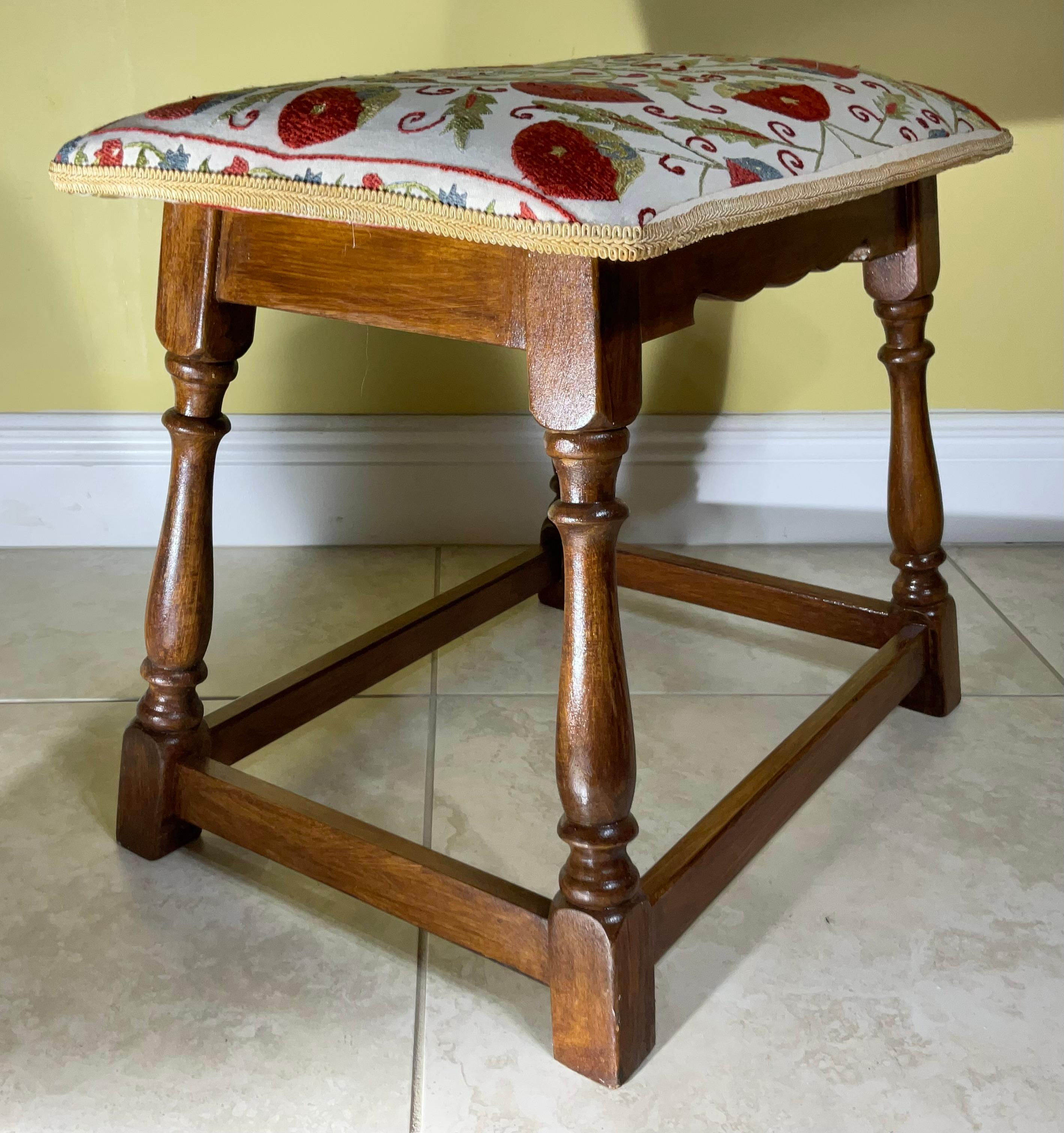 Exquisiter handgeschnitzter Vintage-Hocker mit authentischer Suzani-Stickerei (Handgeschnitzt) im Angebot