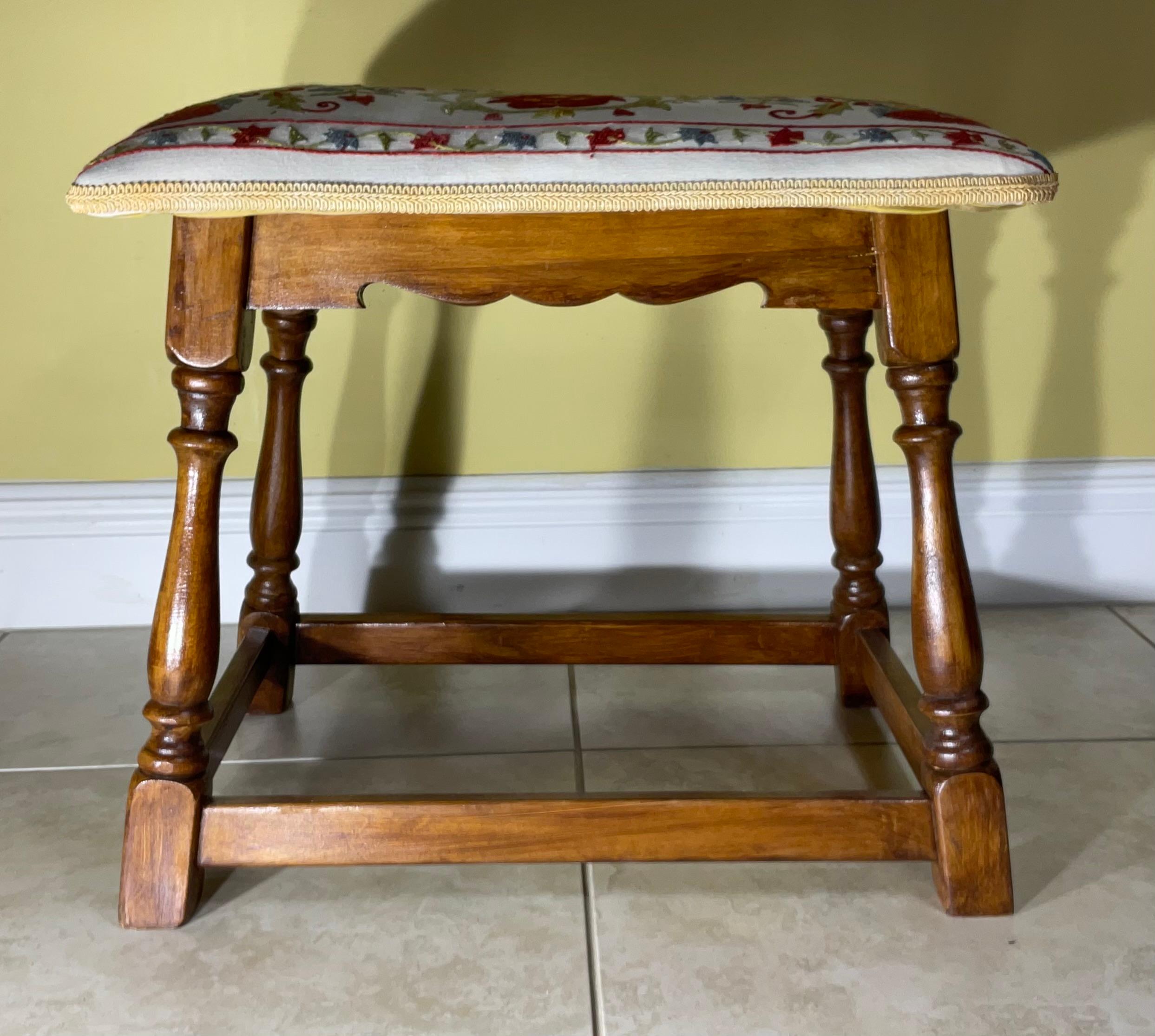 Exquisiter handgeschnitzter Vintage-Hocker mit authentischer Suzani-Stickerei (20. Jahrhundert) im Angebot