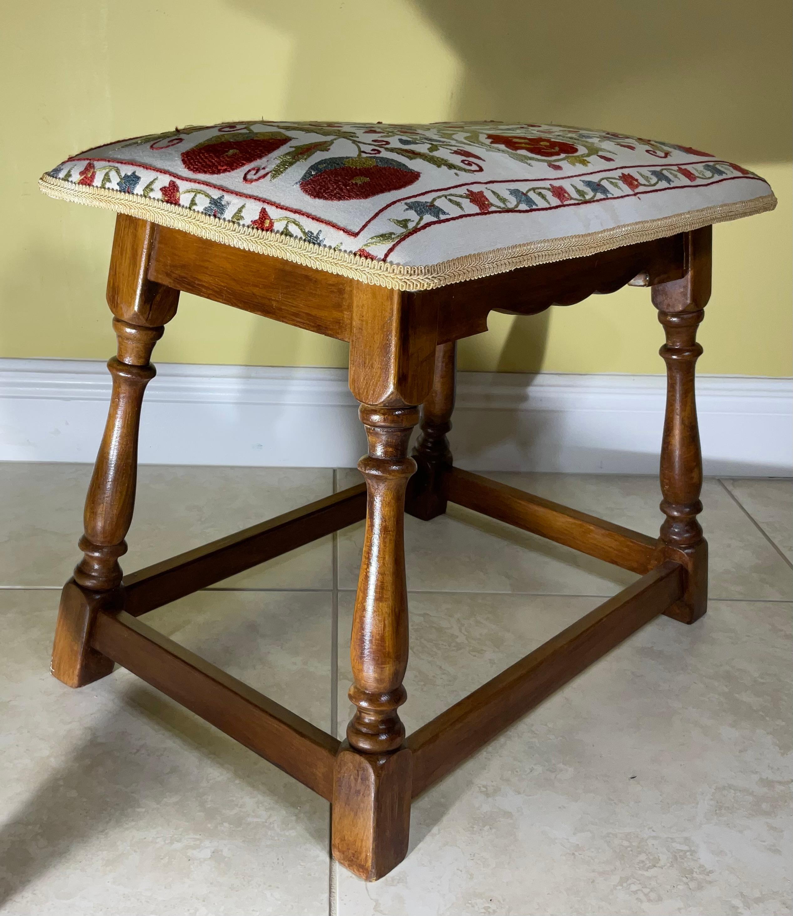 Exquisiter handgeschnitzter Vintage-Hocker mit authentischer Suzani-Stickerei (Baumwolle) im Angebot