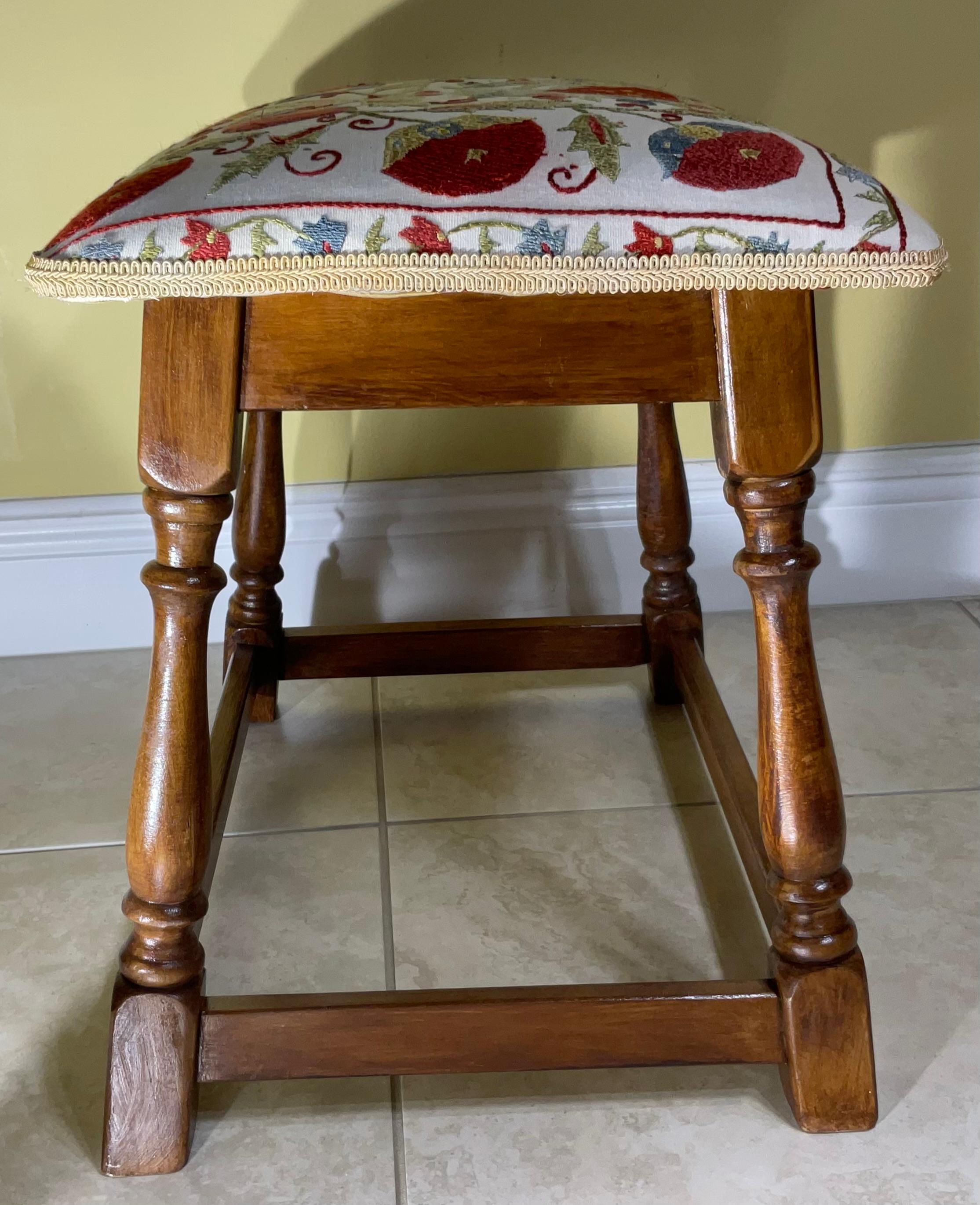 Exquisiter handgeschnitzter Vintage-Hocker mit authentischer Suzani-Stickerei im Angebot 1