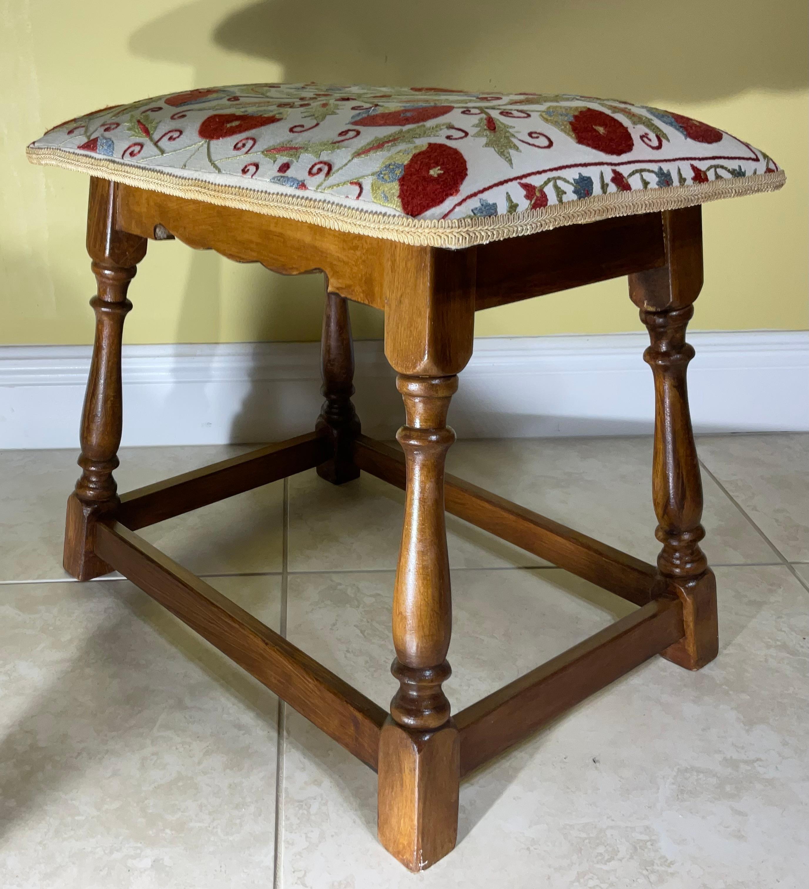Exquisiter handgeschnitzter Vintage-Hocker mit authentischer Suzani-Stickerei im Angebot 2