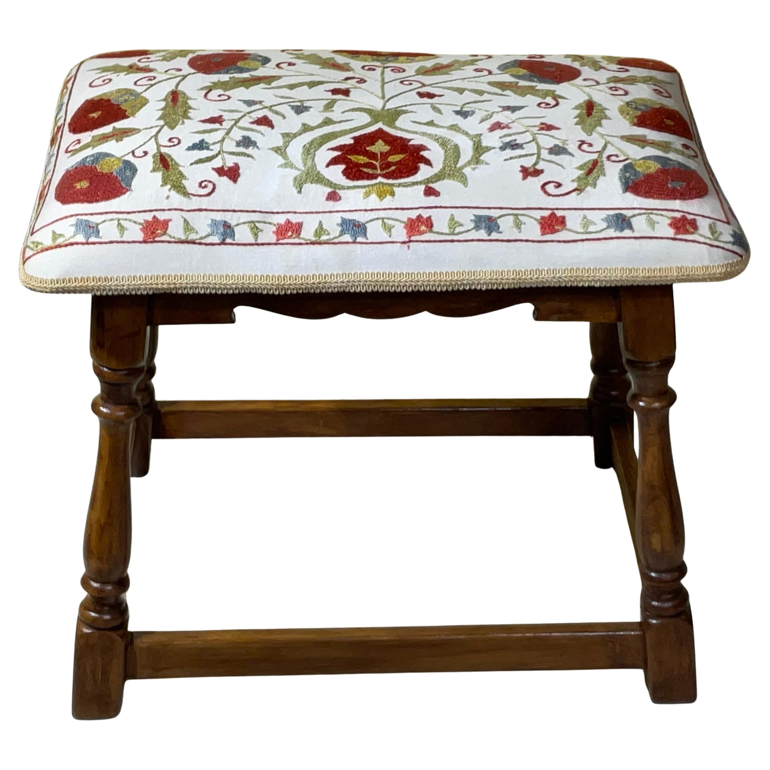 Exquisiter handgeschnitzter Vintage-Hocker mit authentischer Suzani-Stickerei