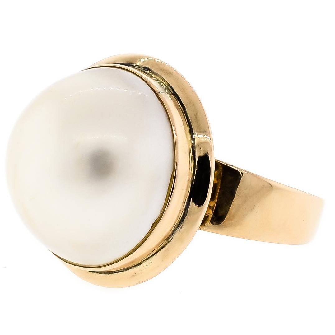 Retro Exquisite Vintage Large Mabé Pearl and Earring Suite, 14 Karat Yellow Gold For Sale