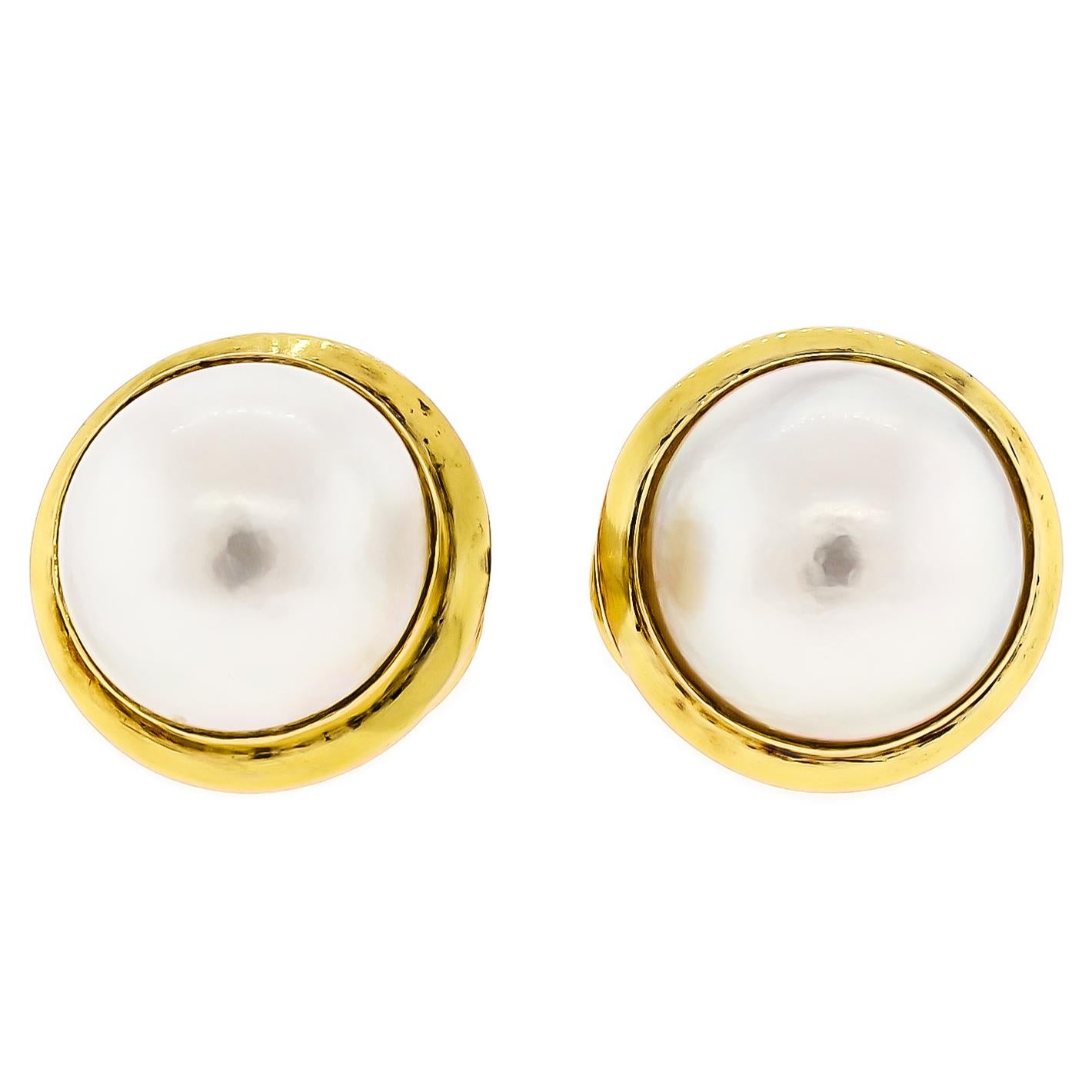 Exquisite Vintage Large Mabé Pearl and Earring Suite, 14 Karat Yellow Gold For Sale 2