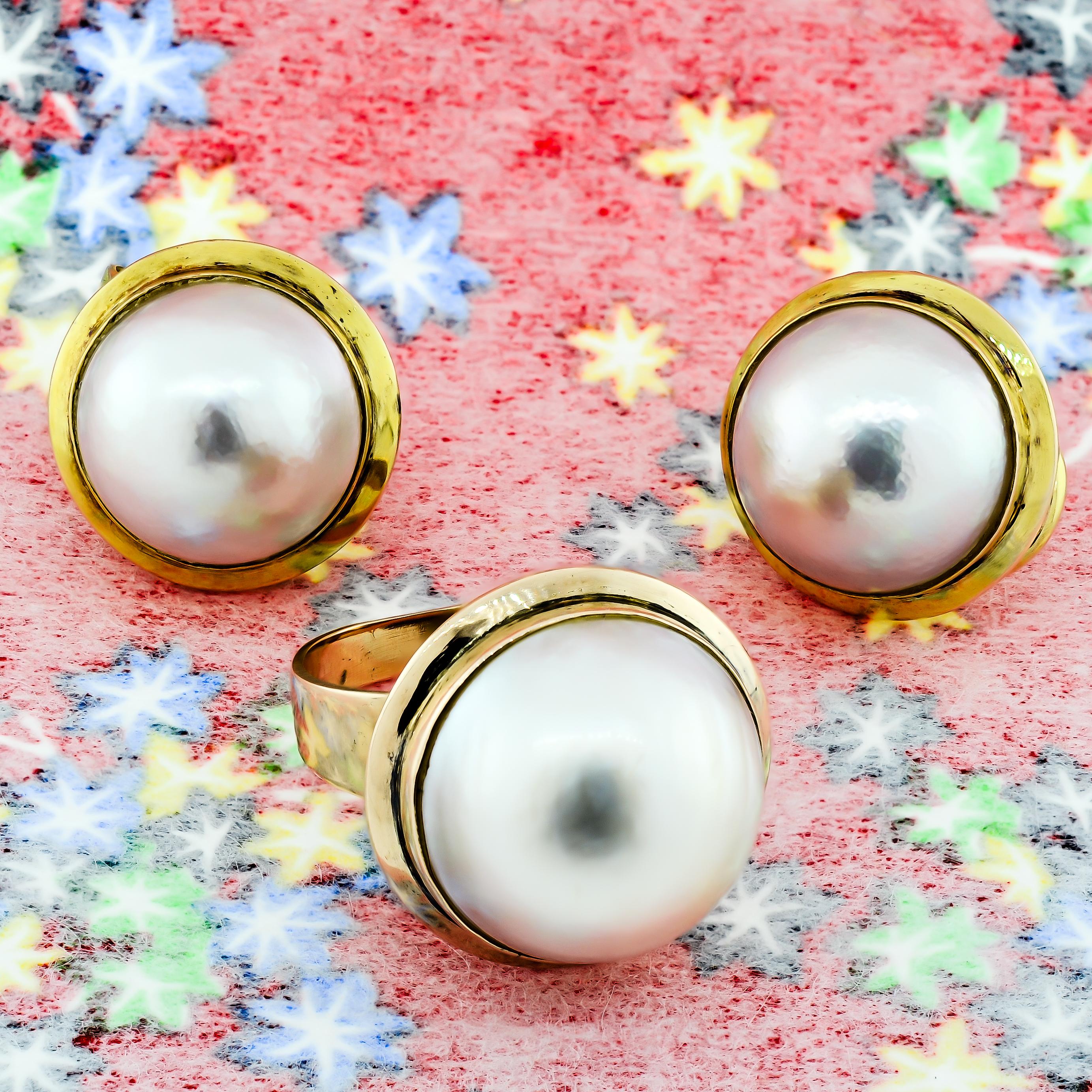 Exquisite Vintage Large Mabé Pearl and Earring Suite, 14 Karat Yellow Gold For Sale 3