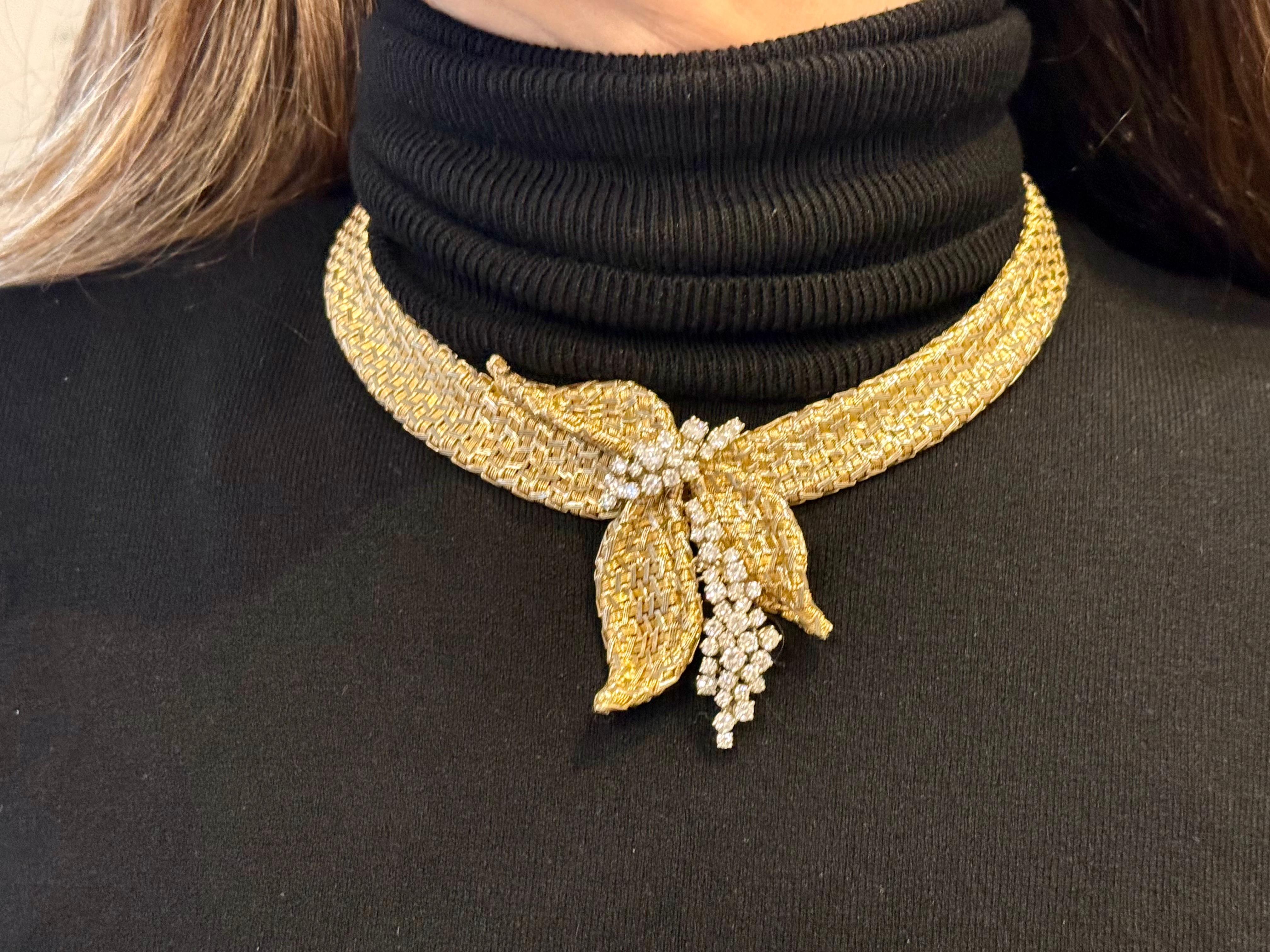 Un'elegantissima collana a rete vintage realizzata da Meister Zurich. Nella parte anteriore c'è una specie di anello con incastonati 52 diamanti taglio brillante del peso di circa 4,20 ct, colore G, purezza vvs e che si annida delicatamente verso il