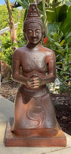 Exquisite südostasiatische kniende Gottheitsskulptur im Vintage-Stil - Ein seltener Fund! / 35H