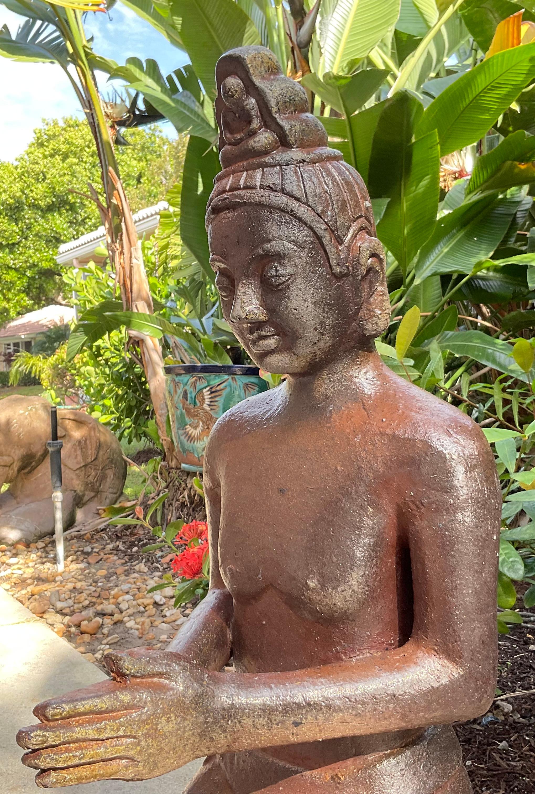 Exquisite südostasiatische kniende Gottheitsskulptur im Vintage-Stil - Ein seltener Fund! / 35H im Zustand „Gut“ im Angebot in Delray Beach, FL