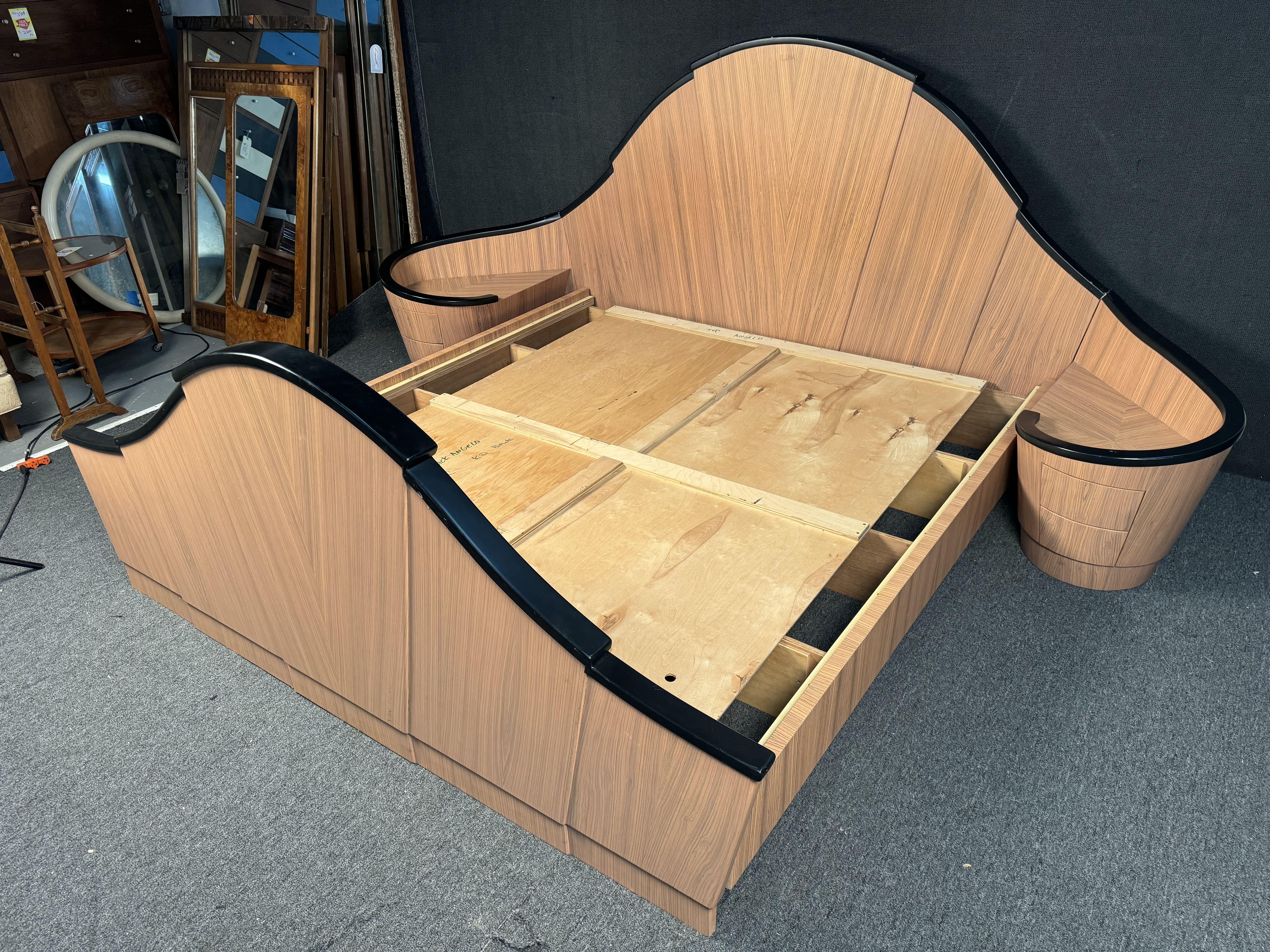 Verwandeln Sie Ihr Schlafzimmer mit diesem exquisiten Vintage-Bettgestell in ein Heiligtum des Stils. Das elegante, mit Sorgfalt gefertigte Design zeichnet sich durch aufwändige Details und eine warme, satte Oberfläche aus, die an eine vergangene