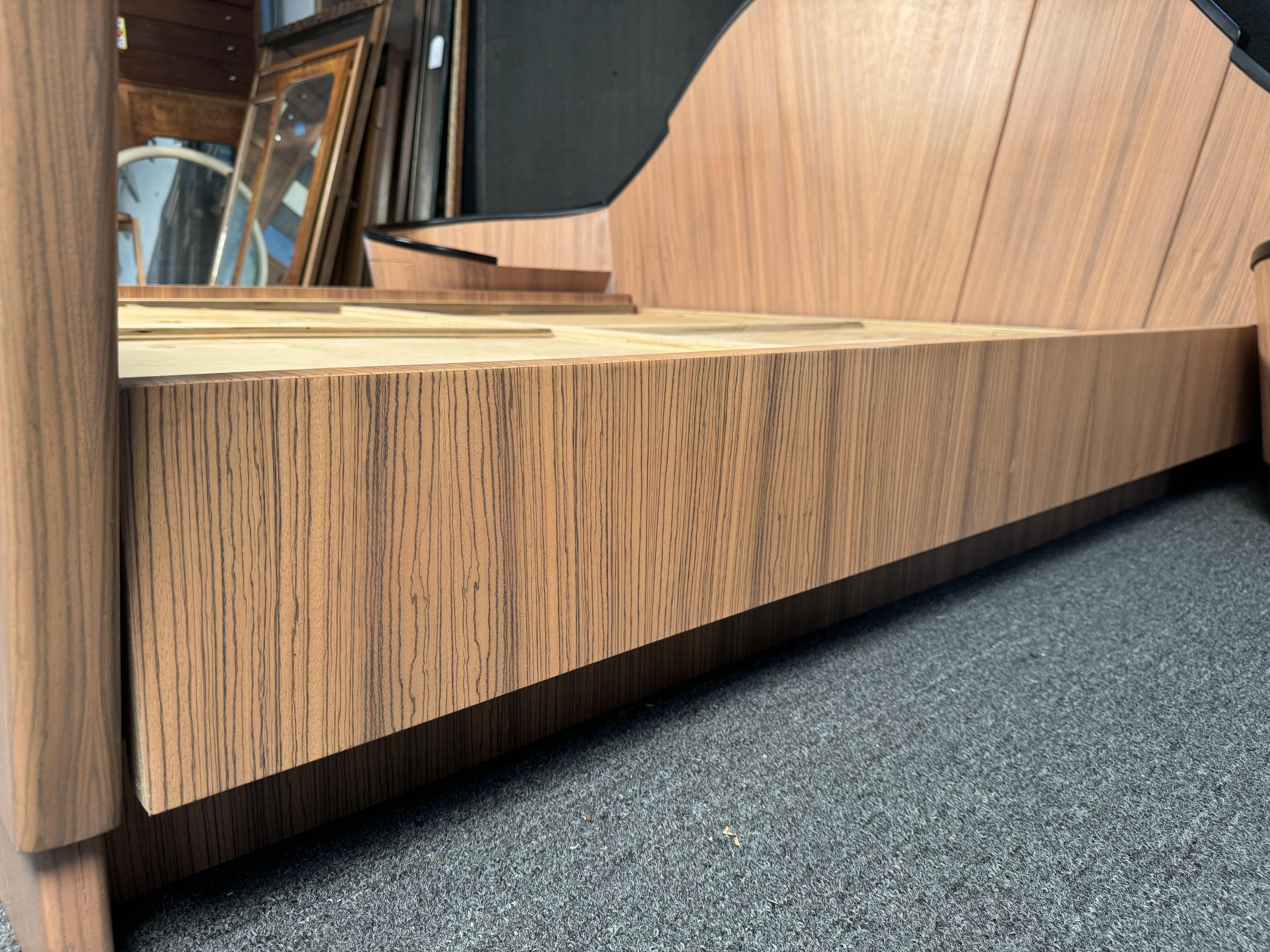 Exquisiter Bettrahmen im Vintage-Stil (Holz) im Angebot