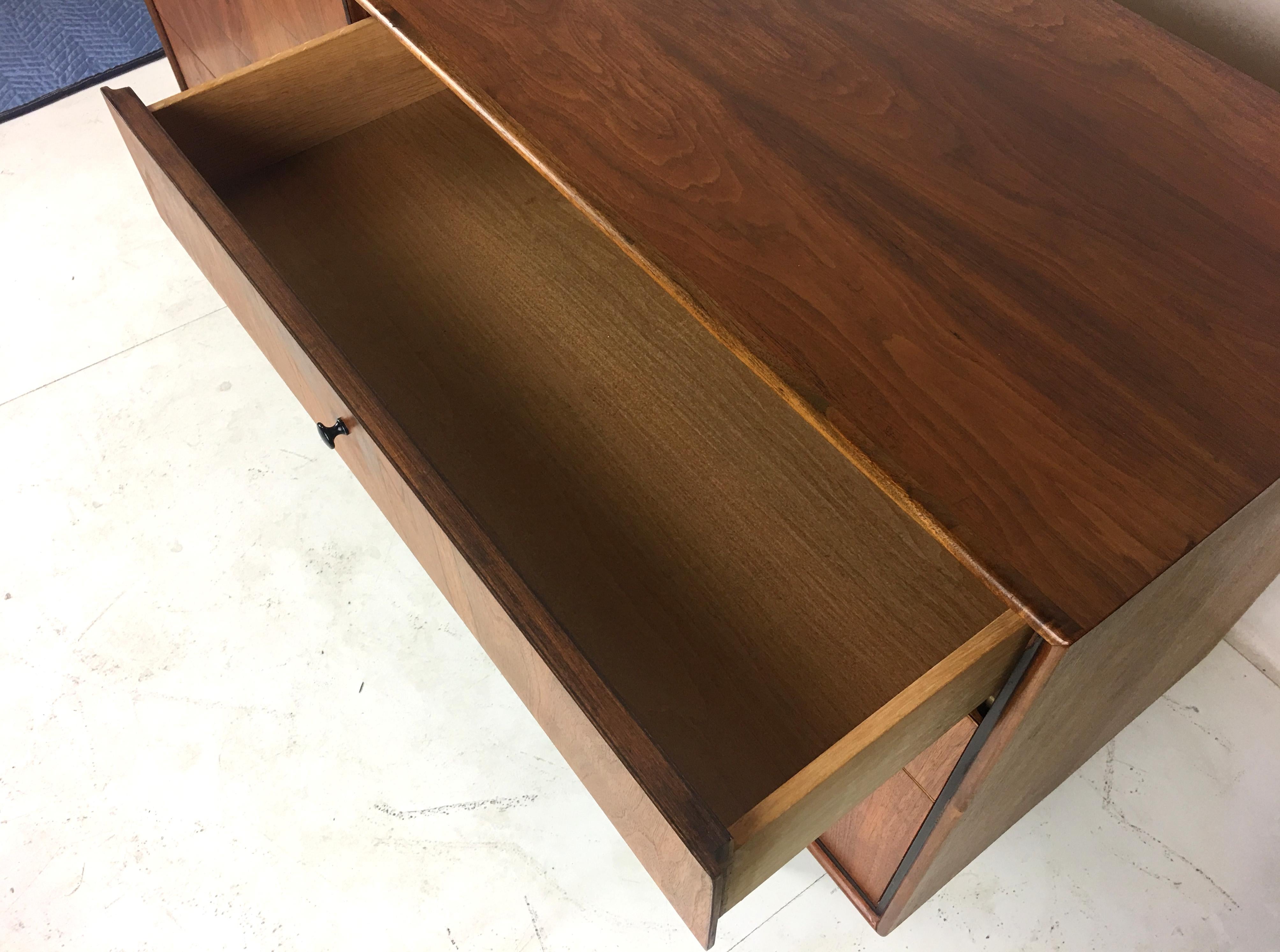 Mid-20th Century Exquisite Walnut Dresser by Jack Cartwright for Founders
