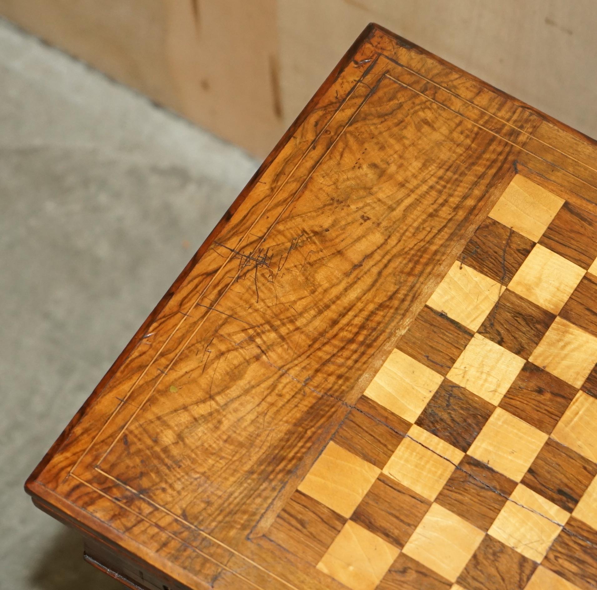 Mid-19th Century EXQUISITE WALNUT SATINWOOD & HARDWOOD ANTIQUE ViCTORIAN CHESSBOARD GAMES TABLE For Sale
