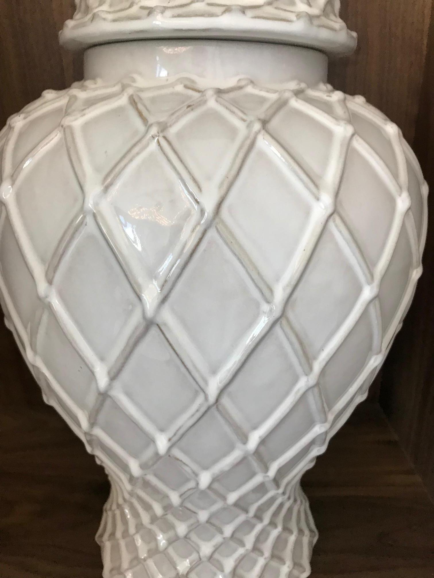 Exquisite White Ceramic Lidded Urn Vase with Lattice Design, Italy In Excellent Condition In Fort Lauderdale, FL