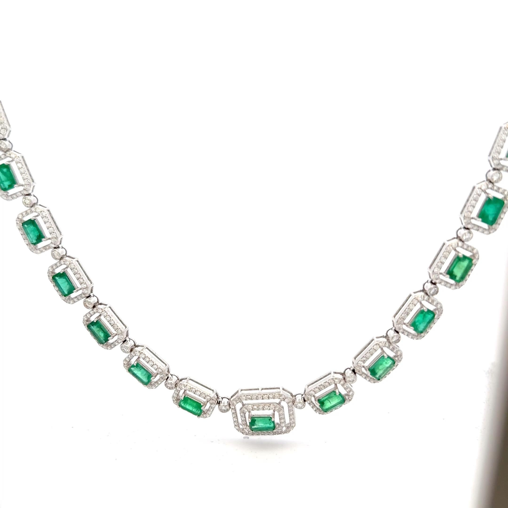 Moderno Squisita collana di smeraldi e diamanti in oro bianco in vendita