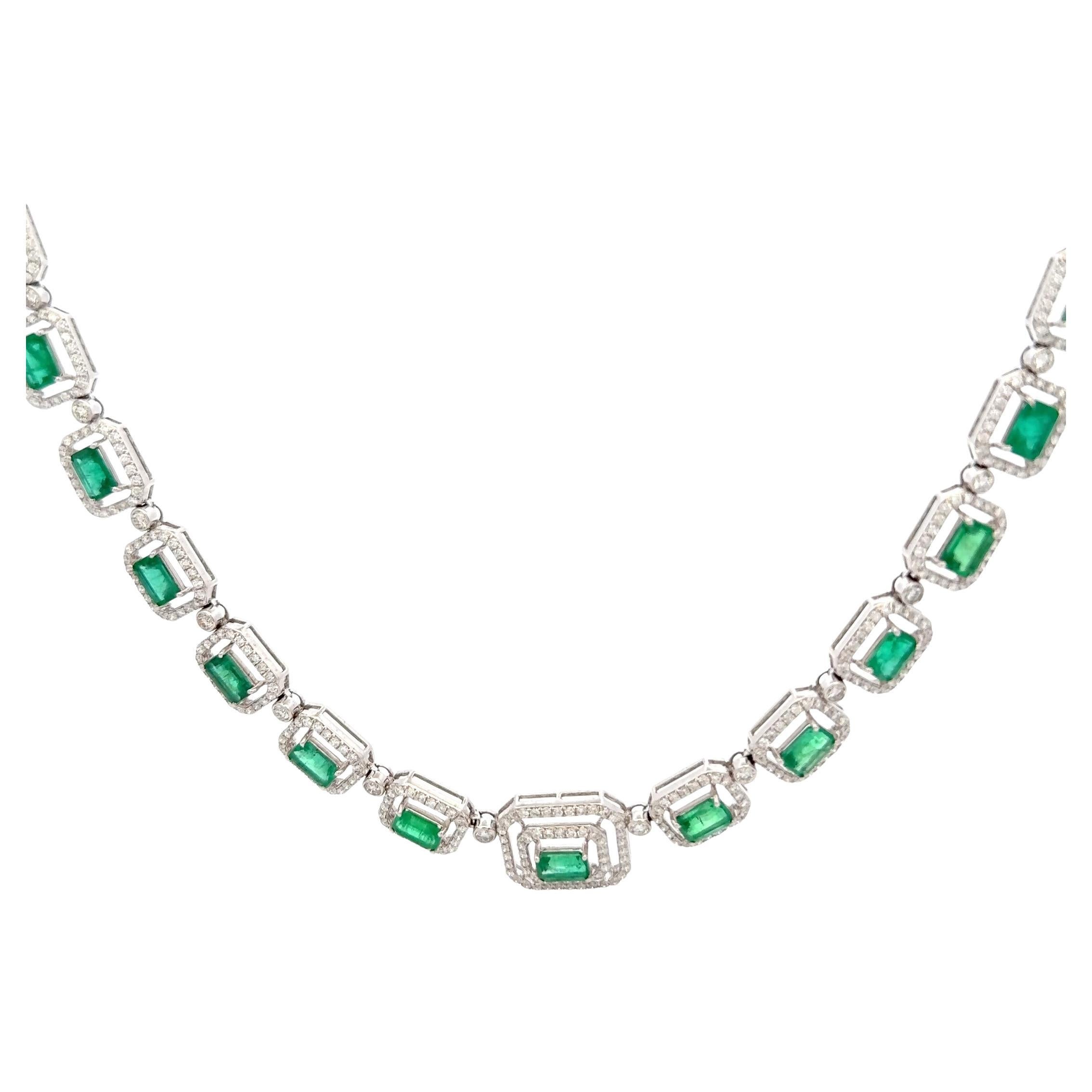 Exquis collier d'émeraudes et de diamants en or blanc