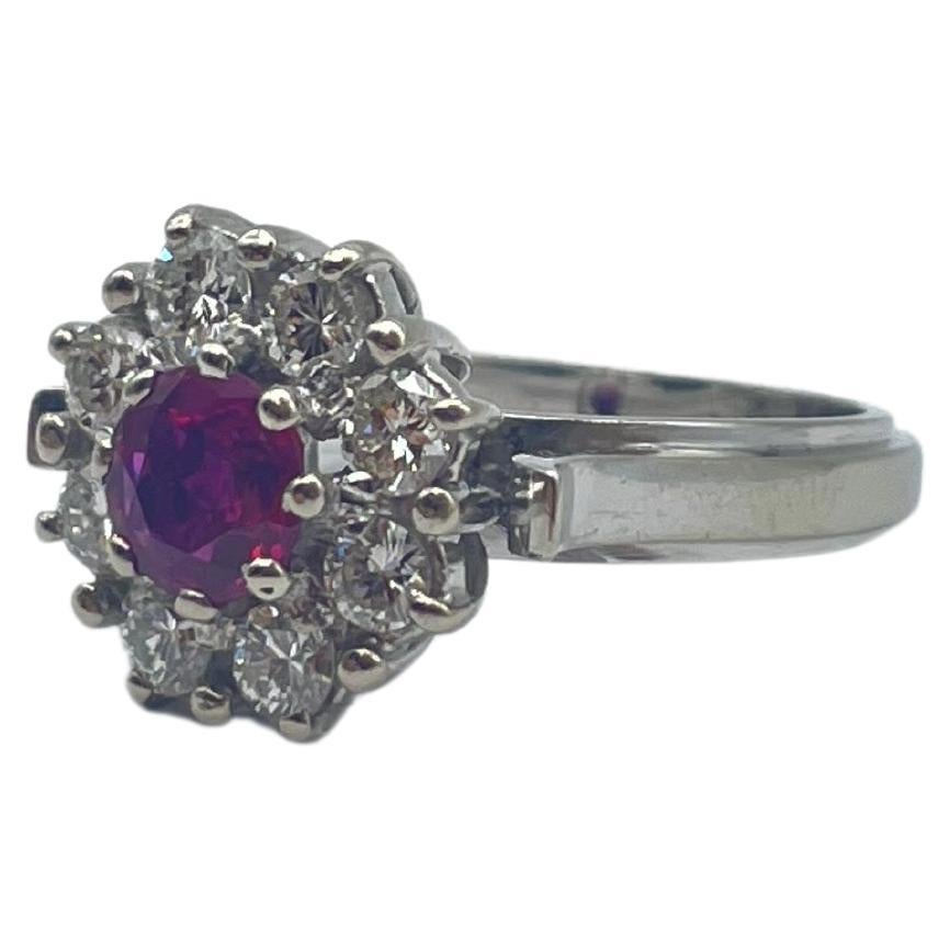 Exquisite White Gold Ring: A Radiant Rubellite Gemstone Embraced by Brilliant In Good Condition For Sale In Berlin, BE