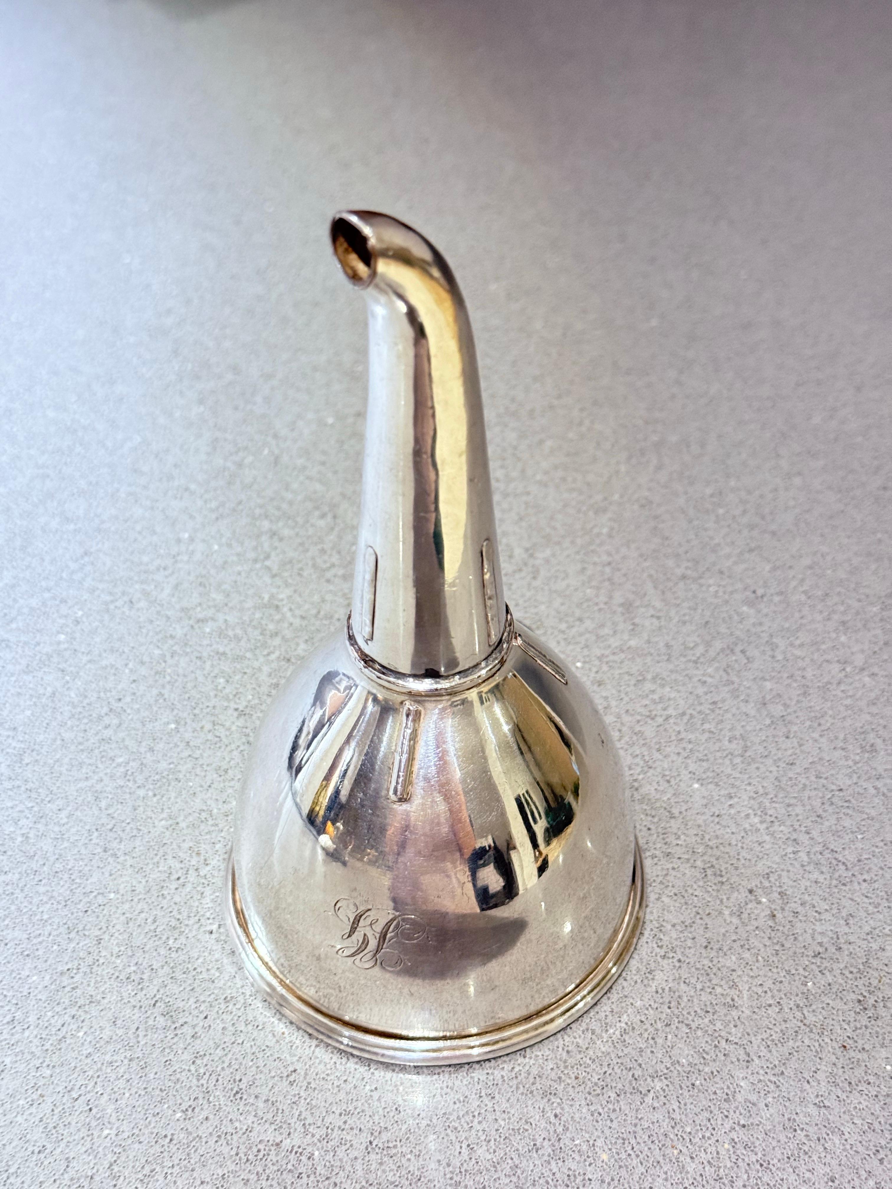 Exquisiter antiker versilberter Weintrichter, hervorragende Qualität
Dieser exquisite, antik versilberte Weintrichter ist ein schönes Beispiel für englische Handwerkskunst und zeigt die perfekte Balance zwischen zeitloser Eleganz und raffinierter