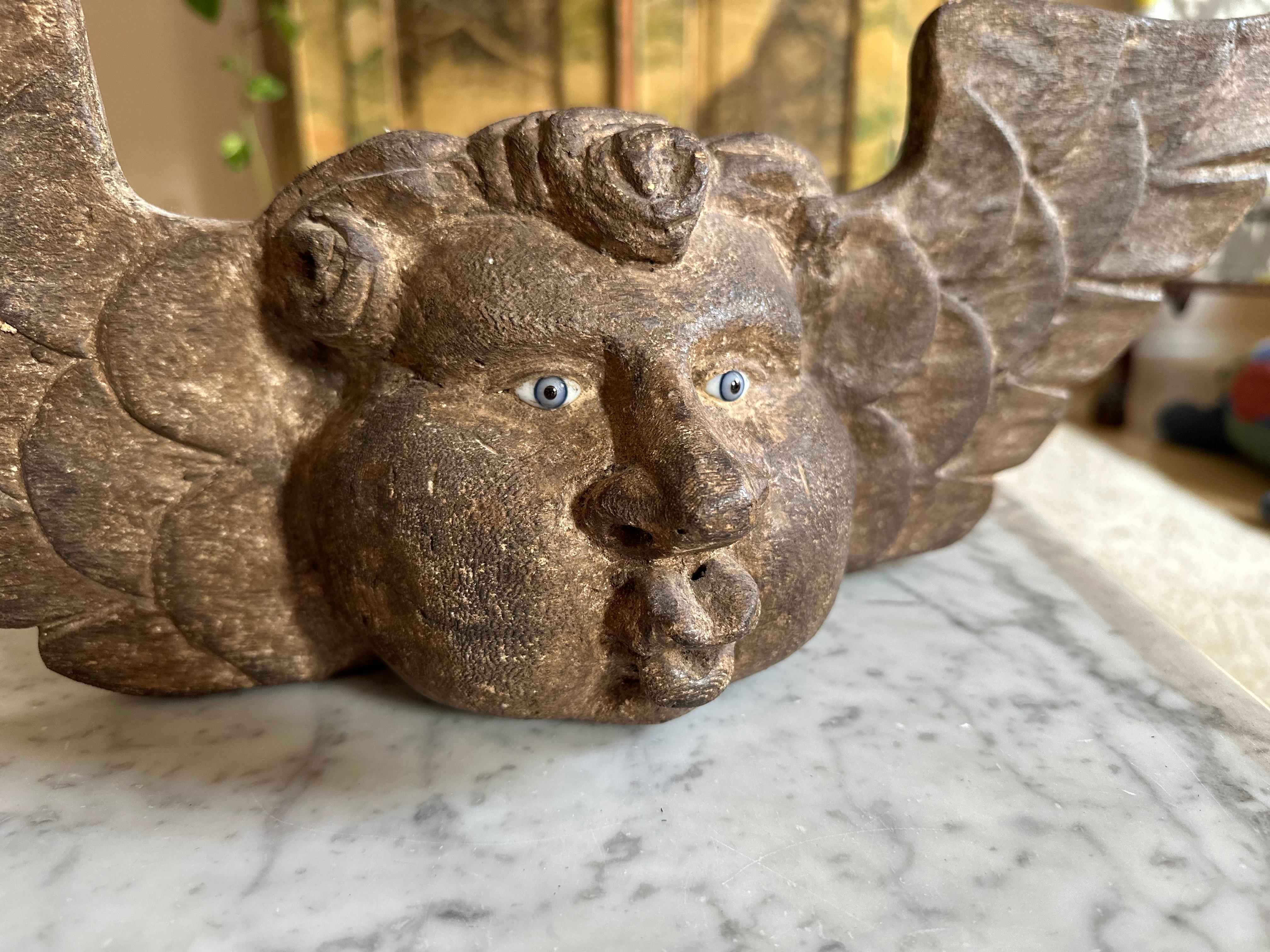 Tedesco Squisita testa di cherubino in legno con occhi di vetro, 1800 ca. in vendita