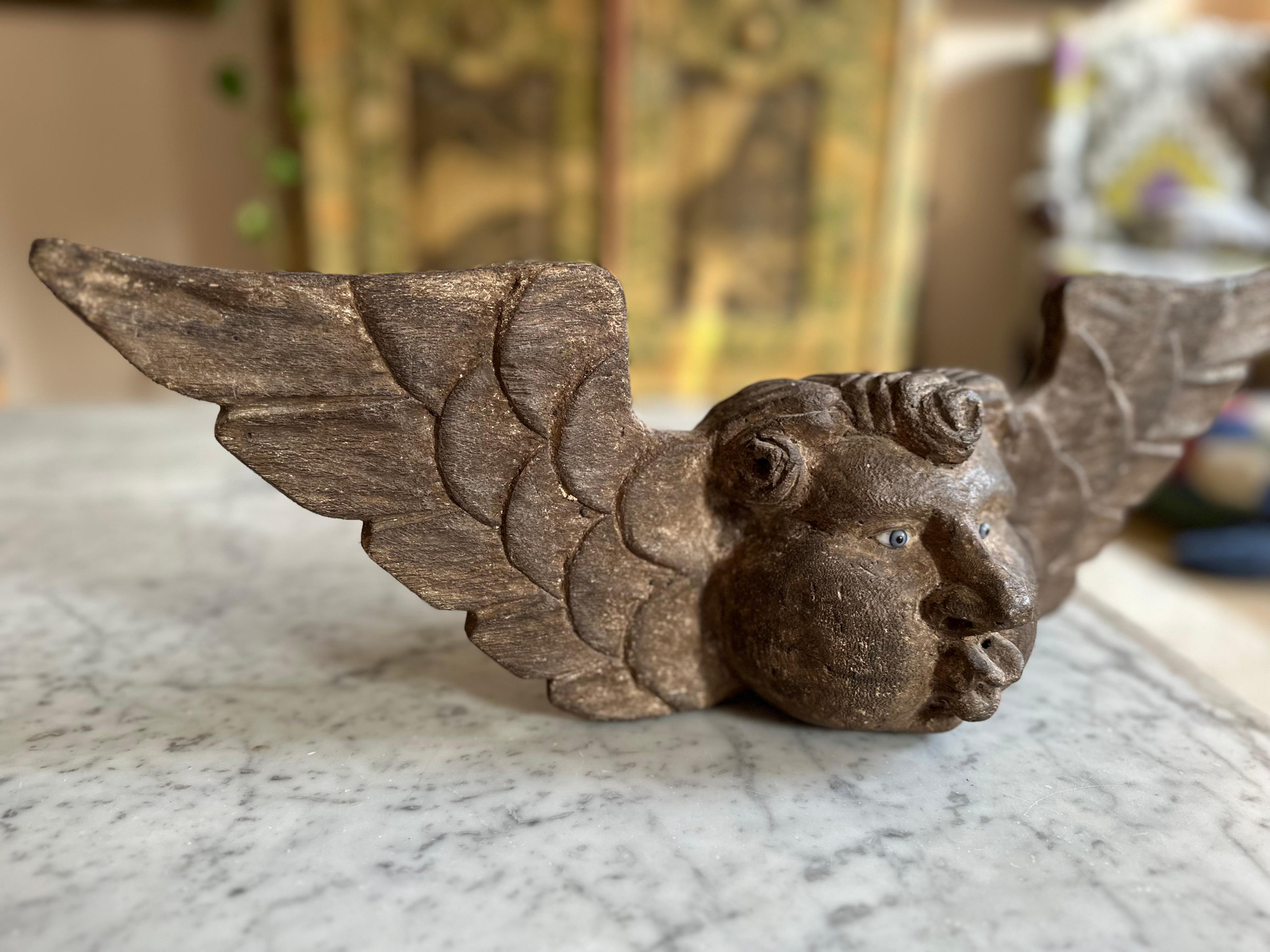 Intagliato a mano Squisita testa di cherubino in legno con occhi di vetro, 1800 ca. in vendita