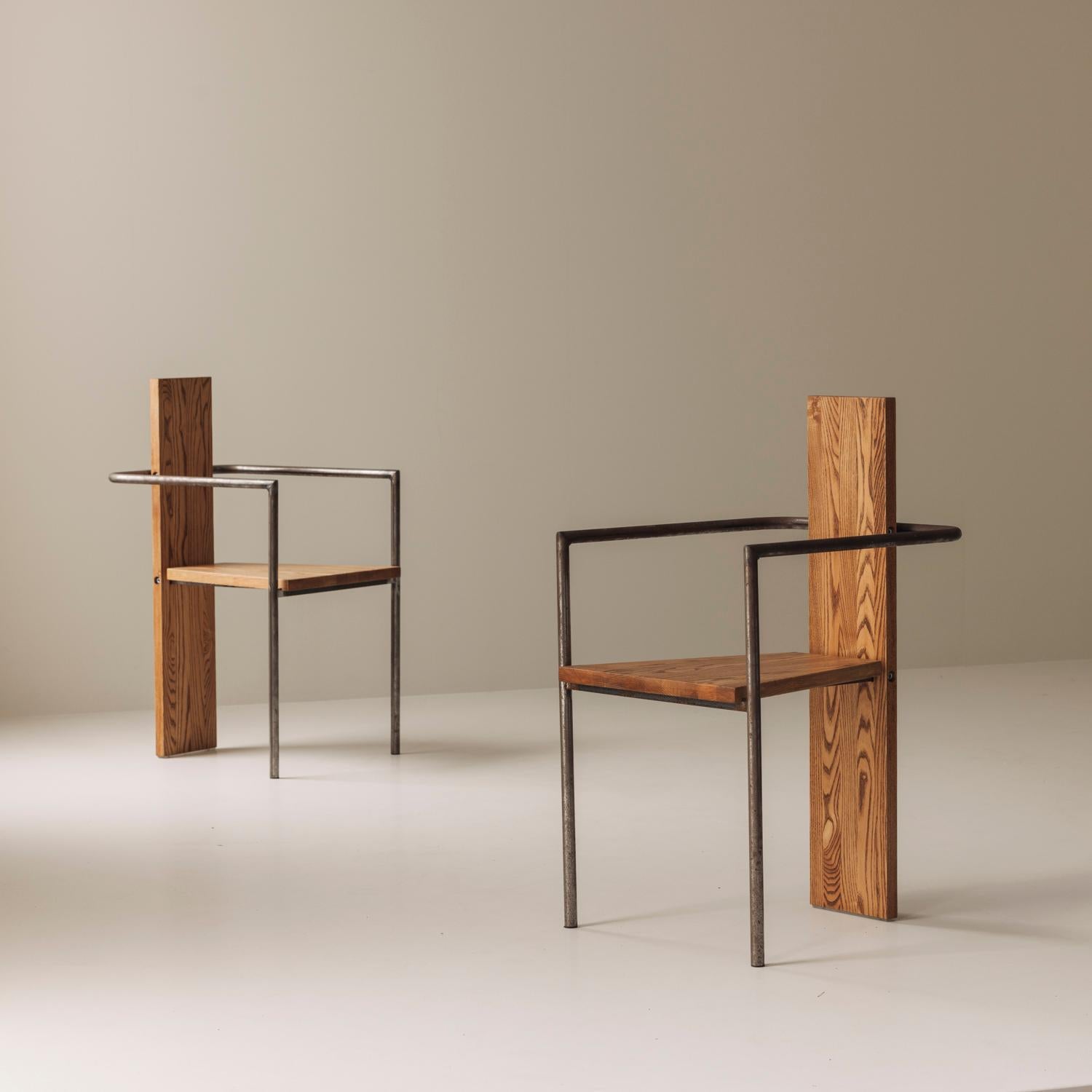 Exquisiter Satz von 2 Sesseln von Jonas Bohlin für Källemo, Schweden 1981. Bohlin hinterließ mit seinem innovativen und minimalistischen Ansatz im Möbeldesign einen bleibenden Eindruck. Zu seinen bekanntesten Werken gehören der Concrete Chair und