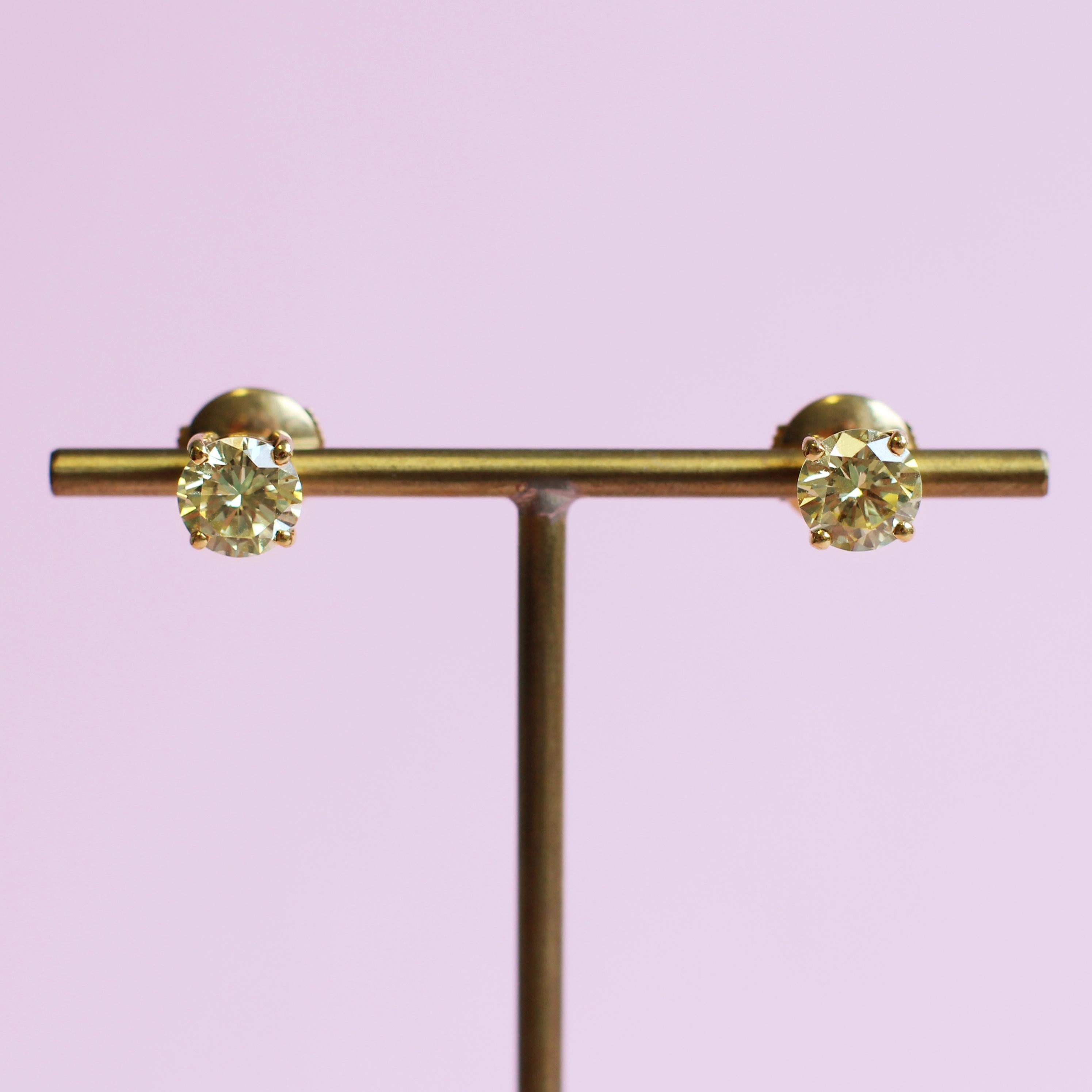 Handmade in the Haruni atelier, these graceful stud earrings exude understated elegance. The simple, classic design features delicately coloured yellow diamonds in a round cut, set in 18 karat yellow gold, for a warm, inviting look that flatters the