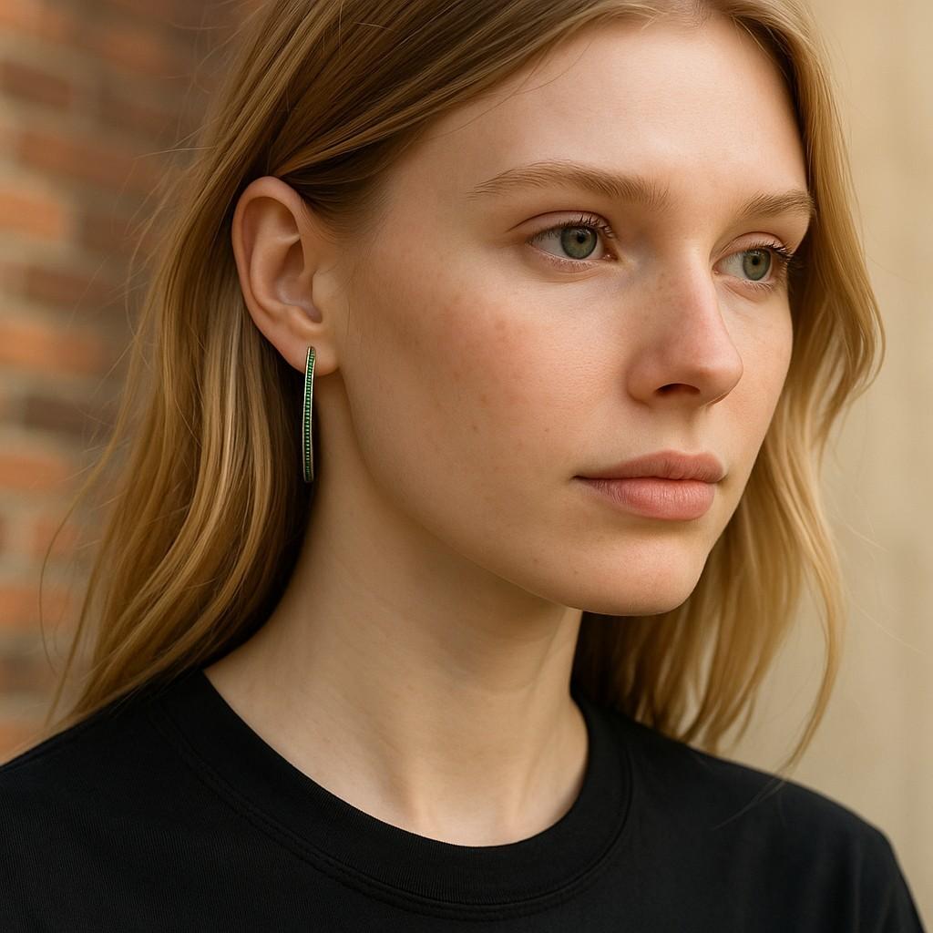 Offrez-vous le luxe avec ces exquises boucles d'oreilles en or jaune 14 carats, méticuleusement conçues pour captiver et enchanter. D'une longueur de 2,20 pouces, ces boucles d'oreilles offrent un équilibre parfait entre sophistication et audace,