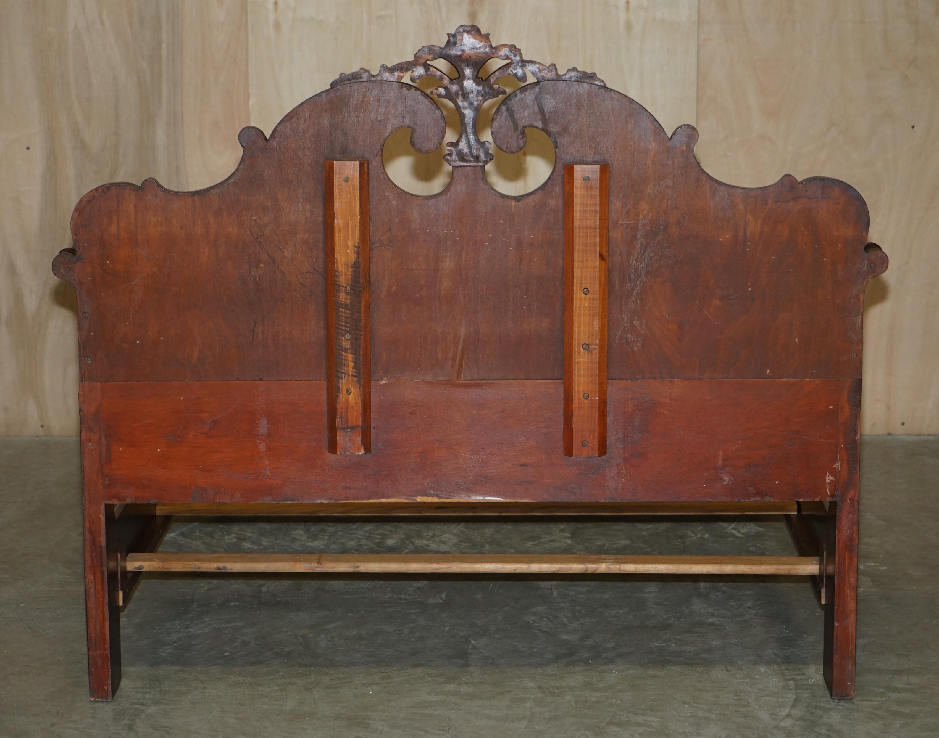 EXQUISITELY CARVED ANTIQUE ViCTORIAN CIRCA 1880 FLAMED HARDWOOD DOUBLE BED FRAME For Sale 5