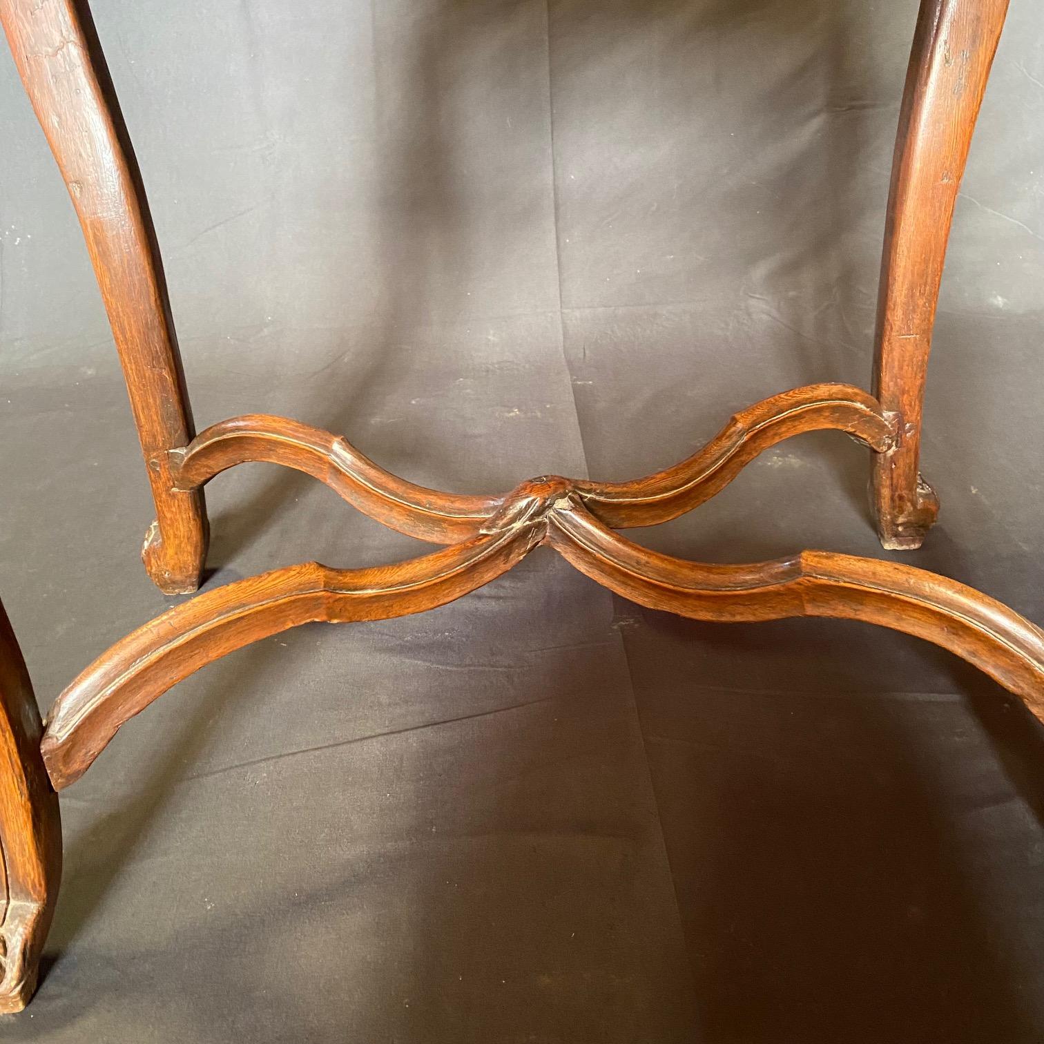 Petit bureau ou table d'appoint italien sculpté de façon exquise en vente 4