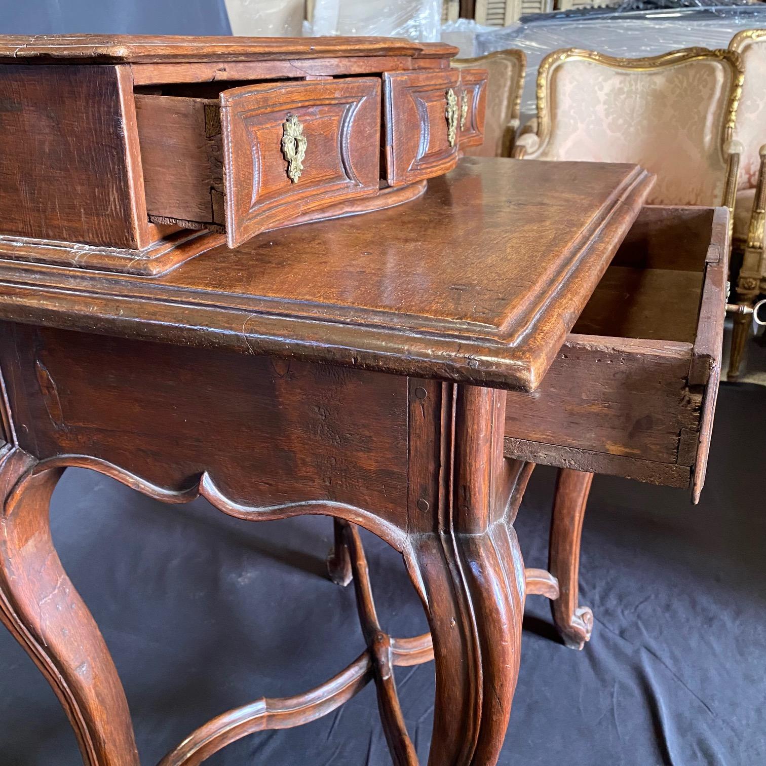 Petit bureau ou table d'appoint italien sculpté de façon exquise en vente 5