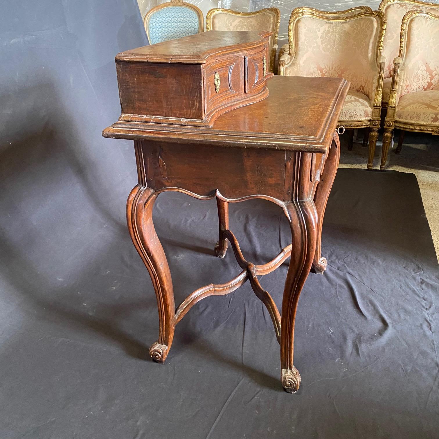 Petit bureau ou table d'appoint italien sculpté de façon exquise en vente 6
