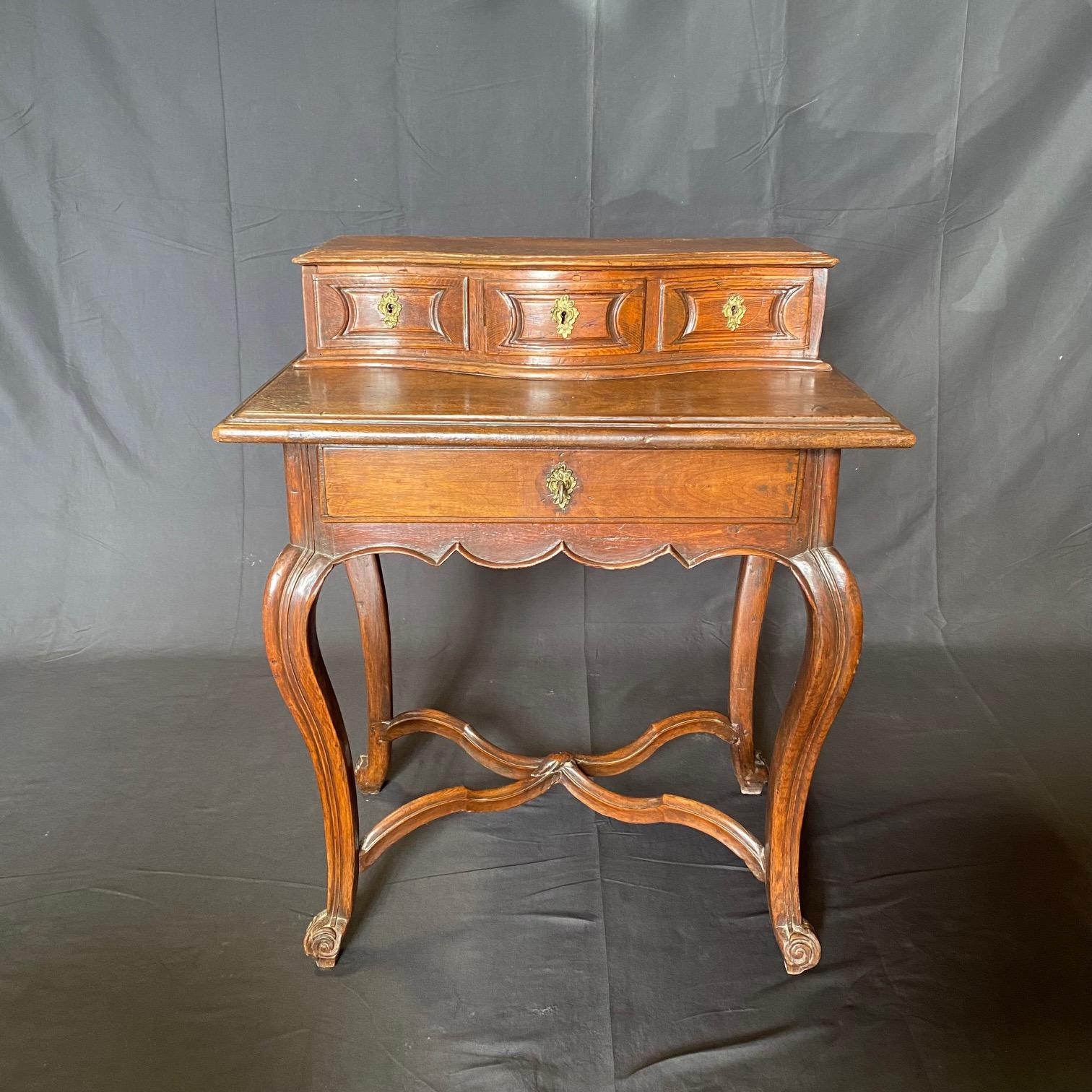 Petit bureau ou table d'appoint italien sculpté de façon exquise en vente 7