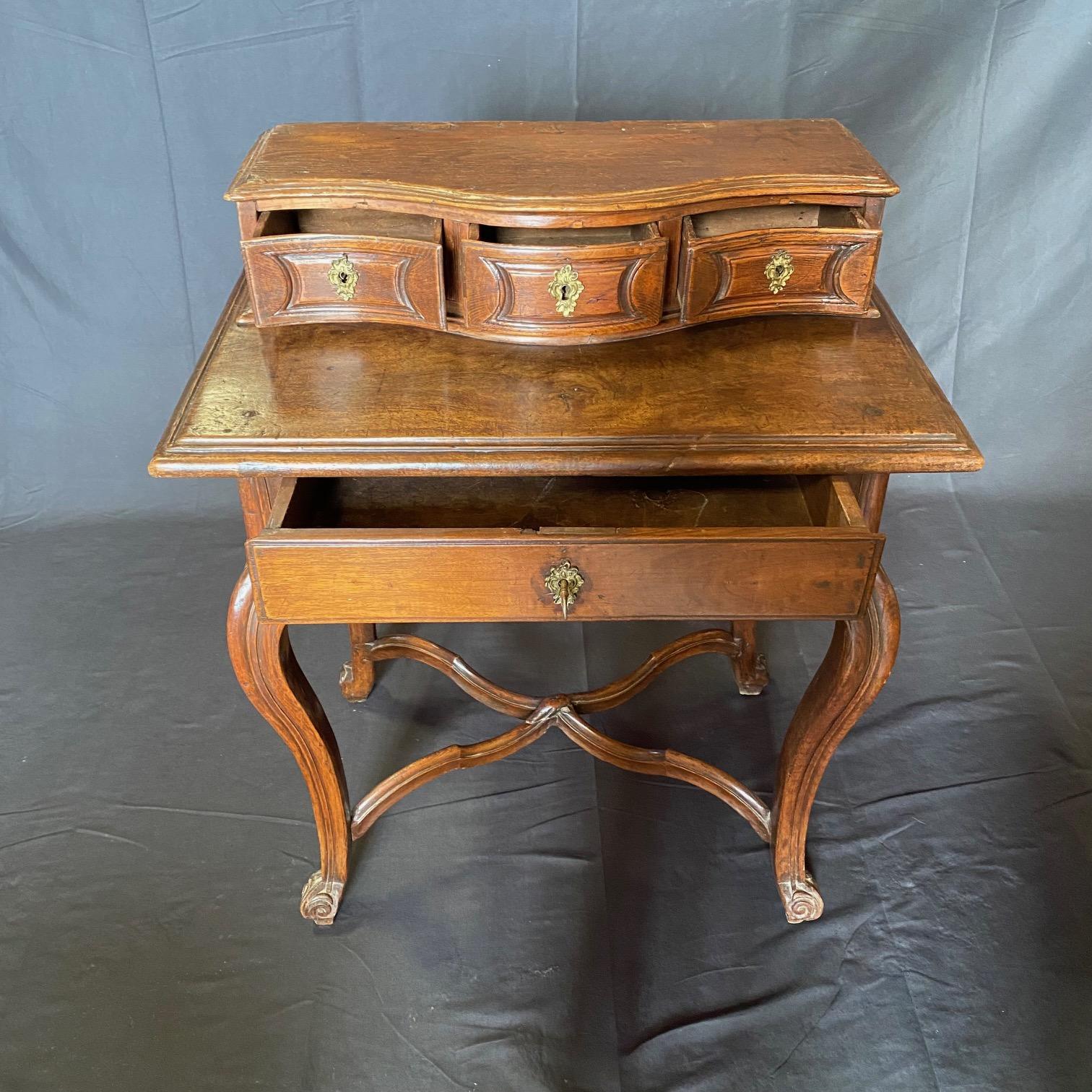 Magnifique petit bureau italien comprenant 3 tiroirs supérieurs à queue d'aronde et un tiroir inférieur spacieux à queue d'aronde. Joli tablier sculpté et brancard en 