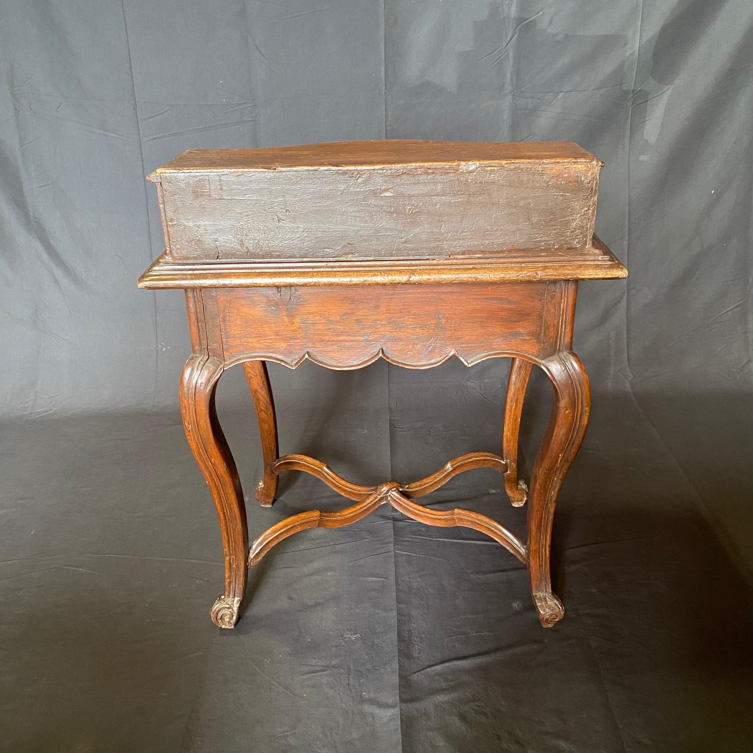 Louis XV Petit bureau ou table d'appoint italien sculpté de façon exquise en vente