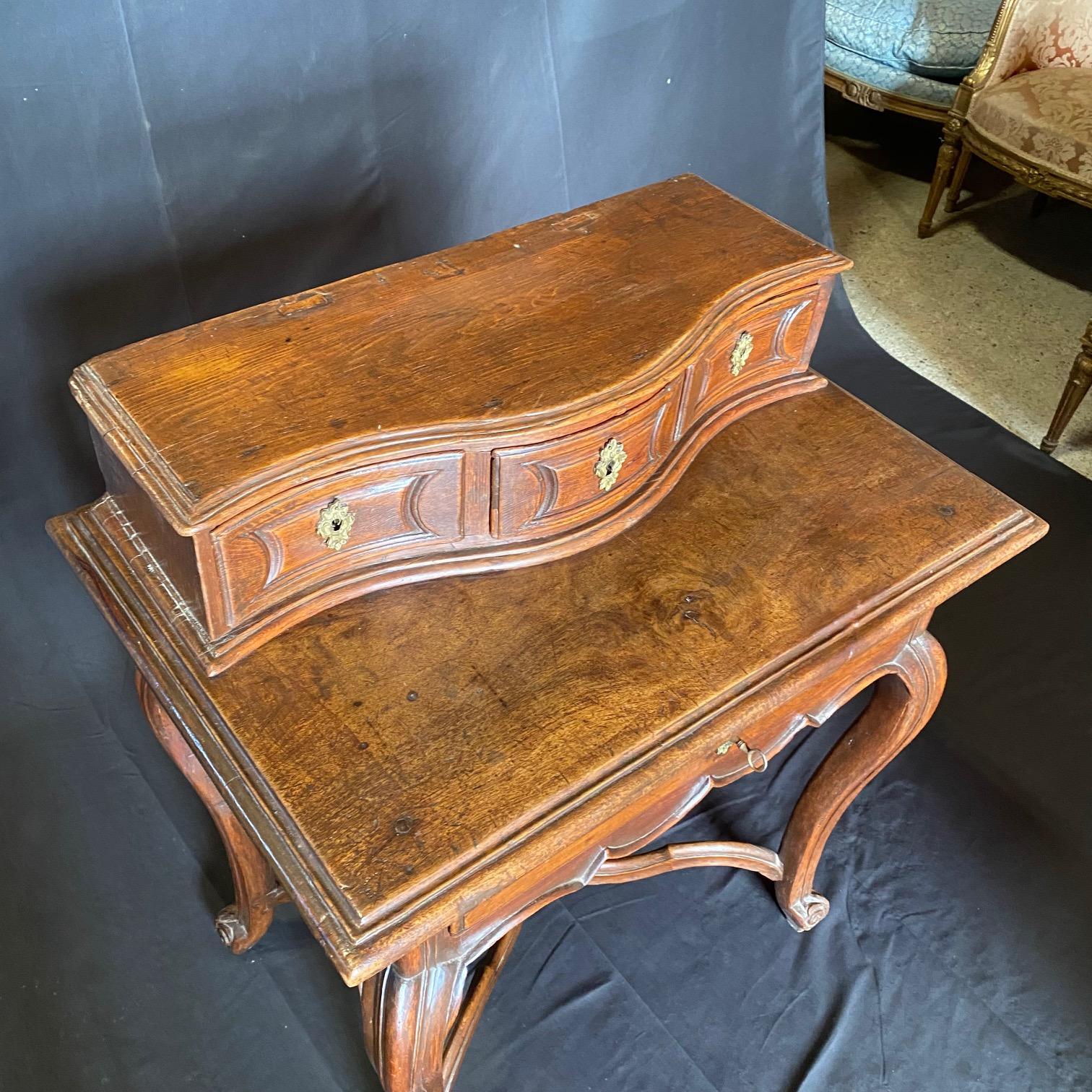 Petit bureau ou table d'appoint italien sculpté de façon exquise Bon état - En vente à Hopewell, NJ