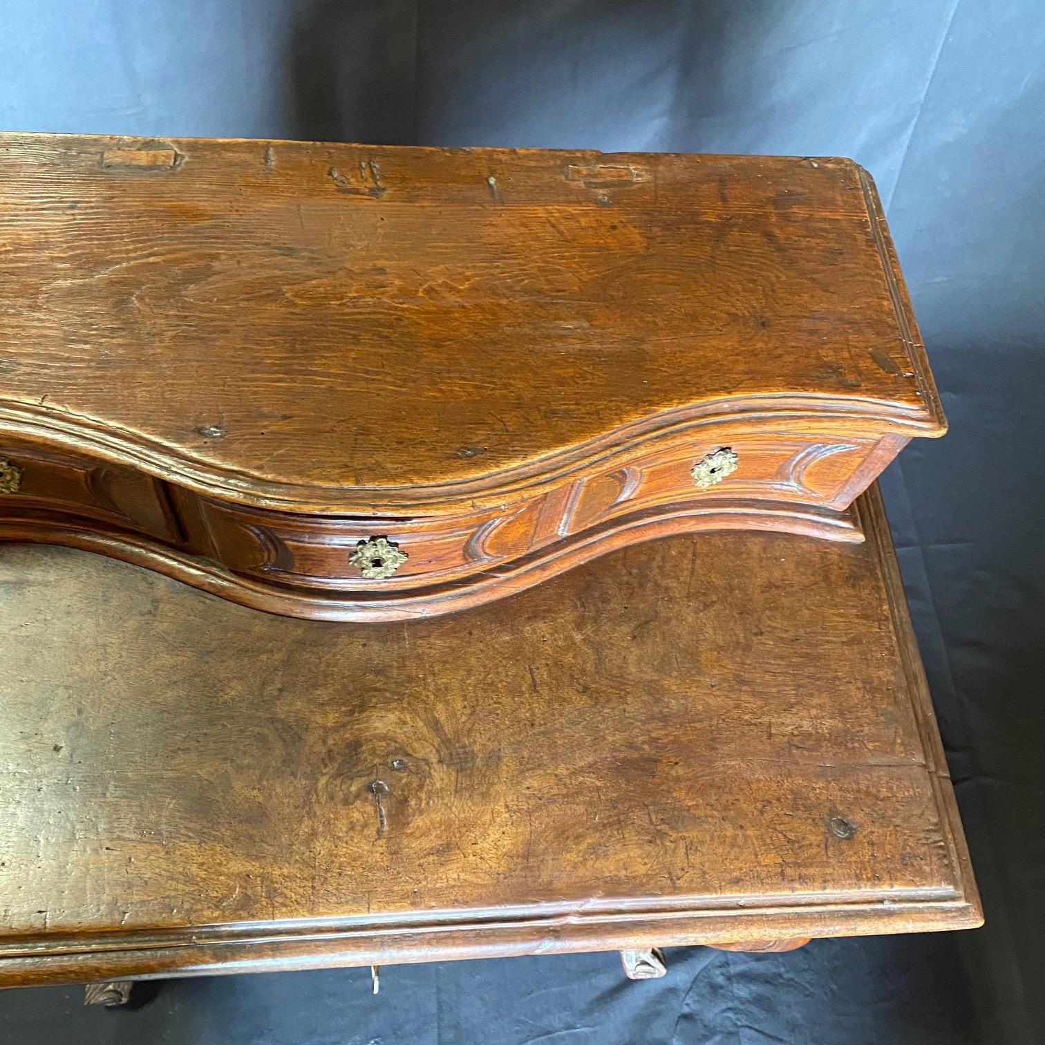XIXe siècle Petit bureau ou table d'appoint italien sculpté de façon exquise en vente