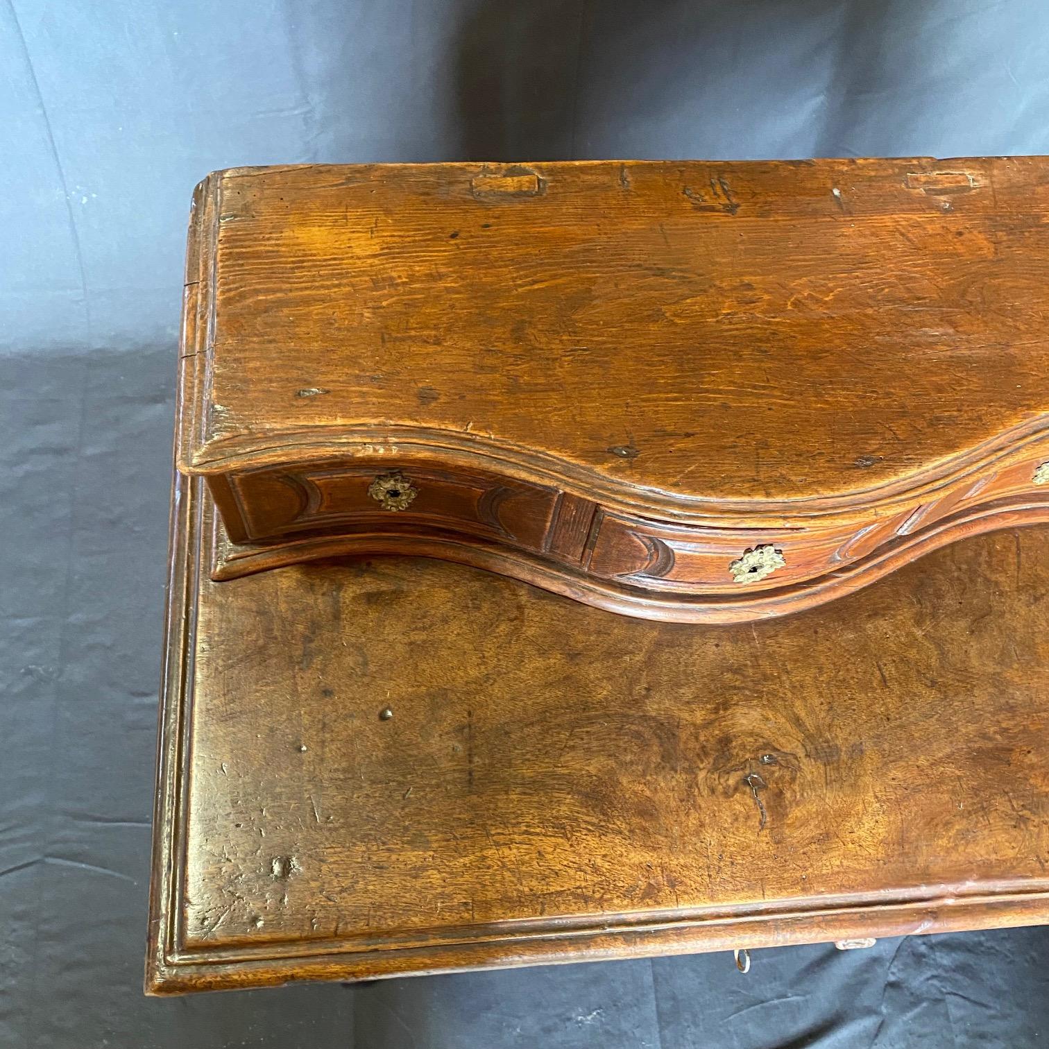 Noyer Petit bureau ou table d'appoint italien sculpté de façon exquise en vente