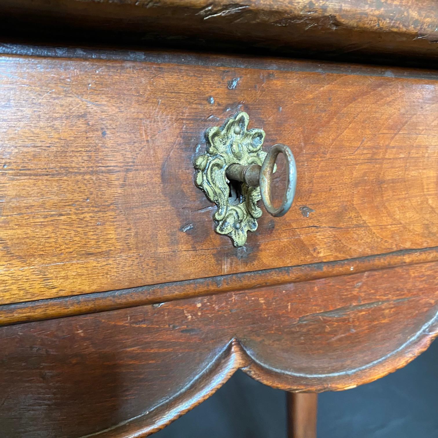 Petit bureau ou table d'appoint italien sculpté de façon exquise en vente 1